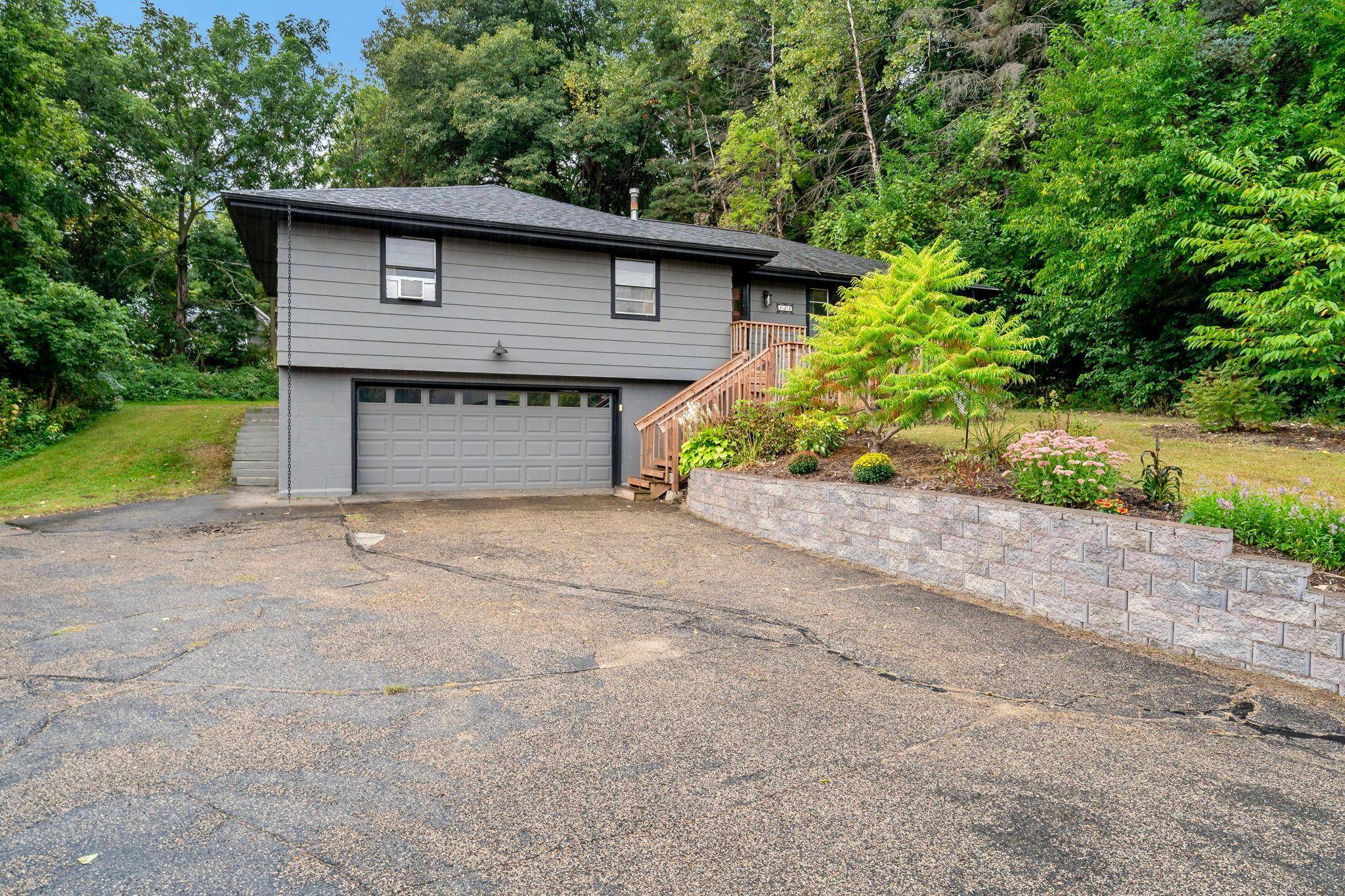 405 Creek LN, Chaska, MN 55318