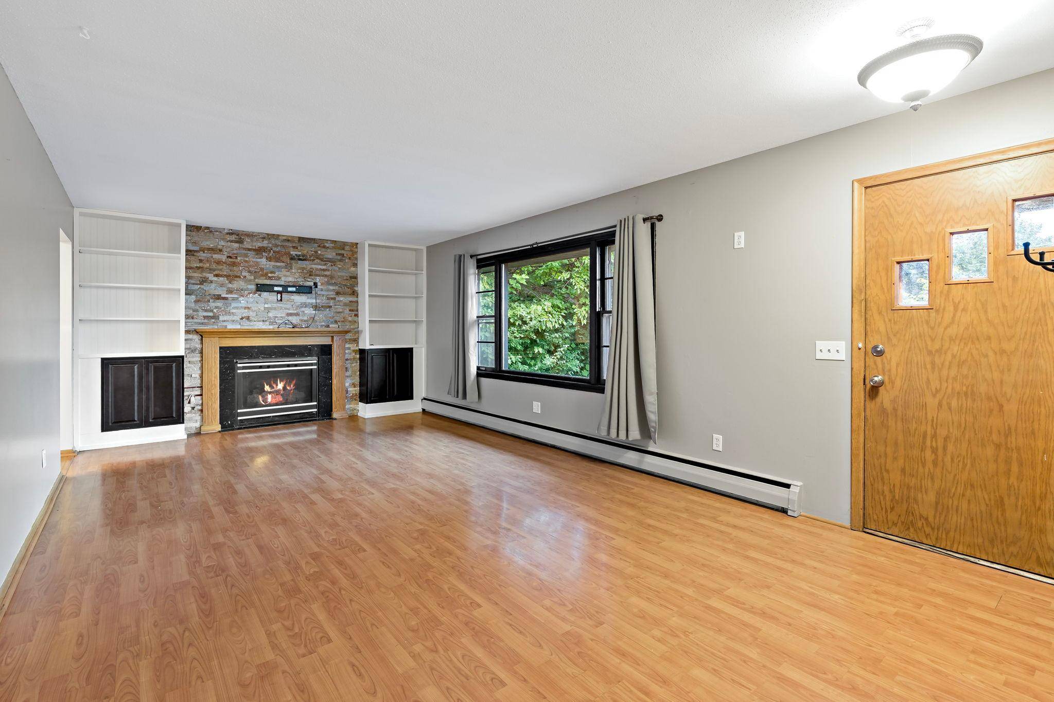 405 Creek LN, Chaska, MN 55318
