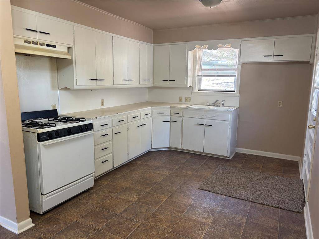 700 N 5th ST, Clinton, OK 73601