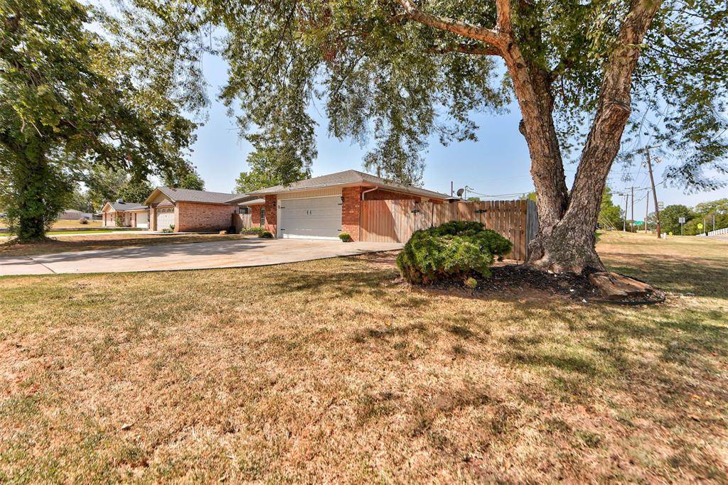 1073 Harrison ST, Harrah, OK 73045