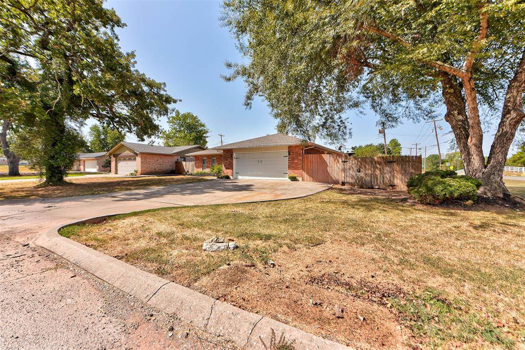 1073 Harrison ST, Harrah, OK 73045