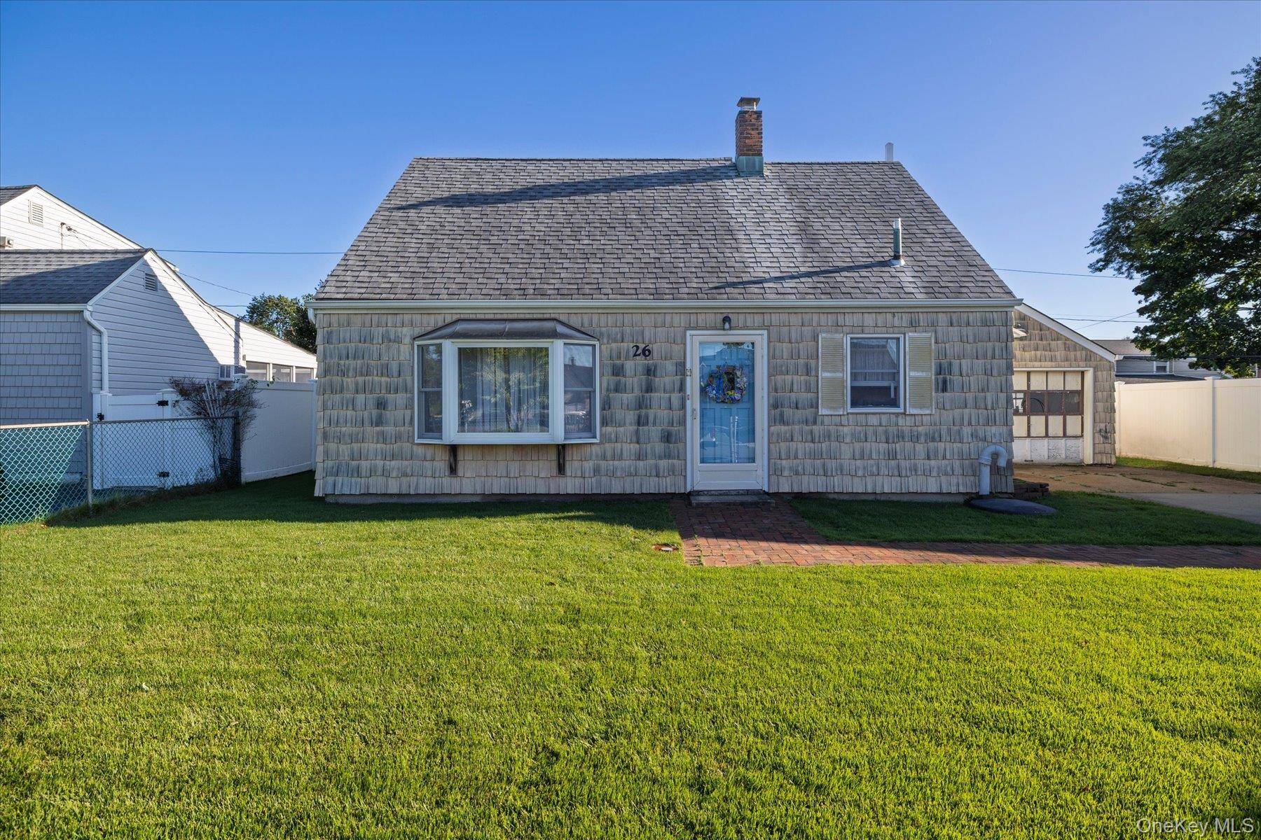 26 Pebble LN, Levittown, NY 11756