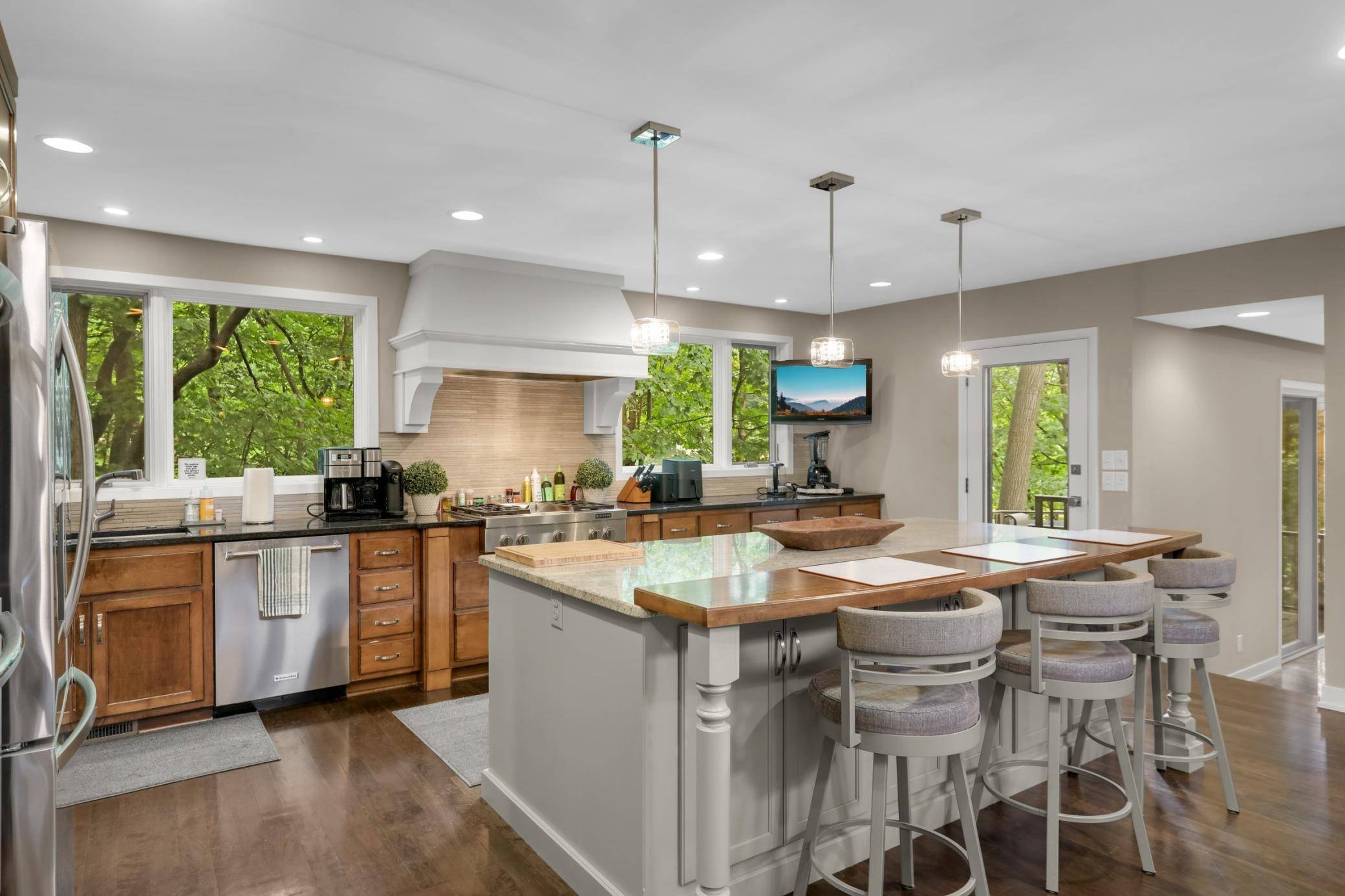 694 Maple Park DR, Mendota Heights, MN 55118