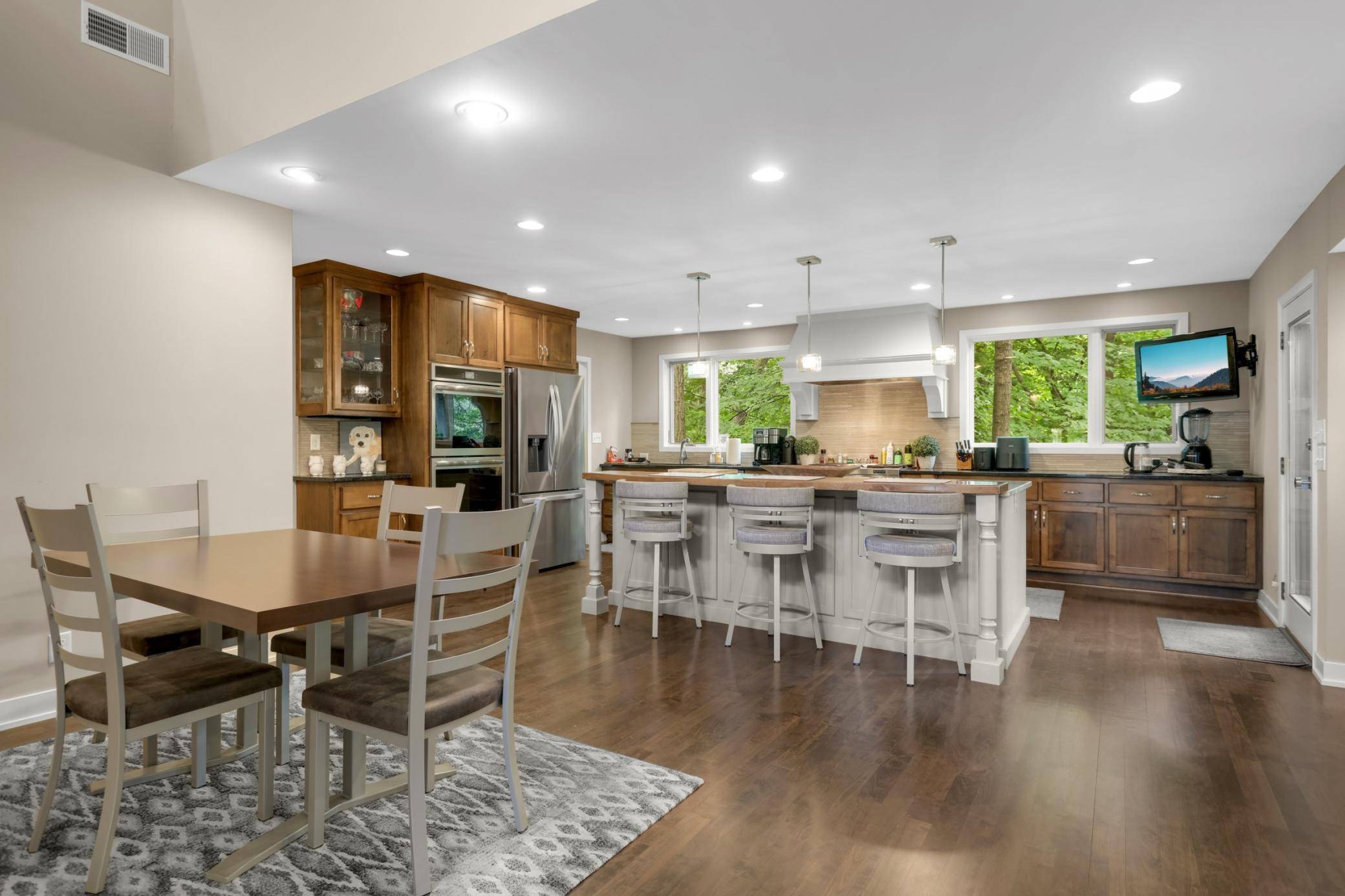 694 Maple Park DR, Mendota Heights, MN 55118