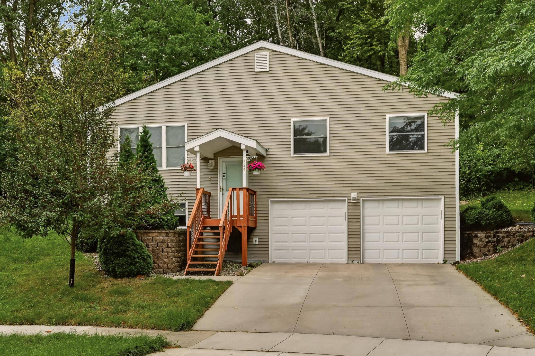 724 20th AVE SW, Rochester, MN 55902