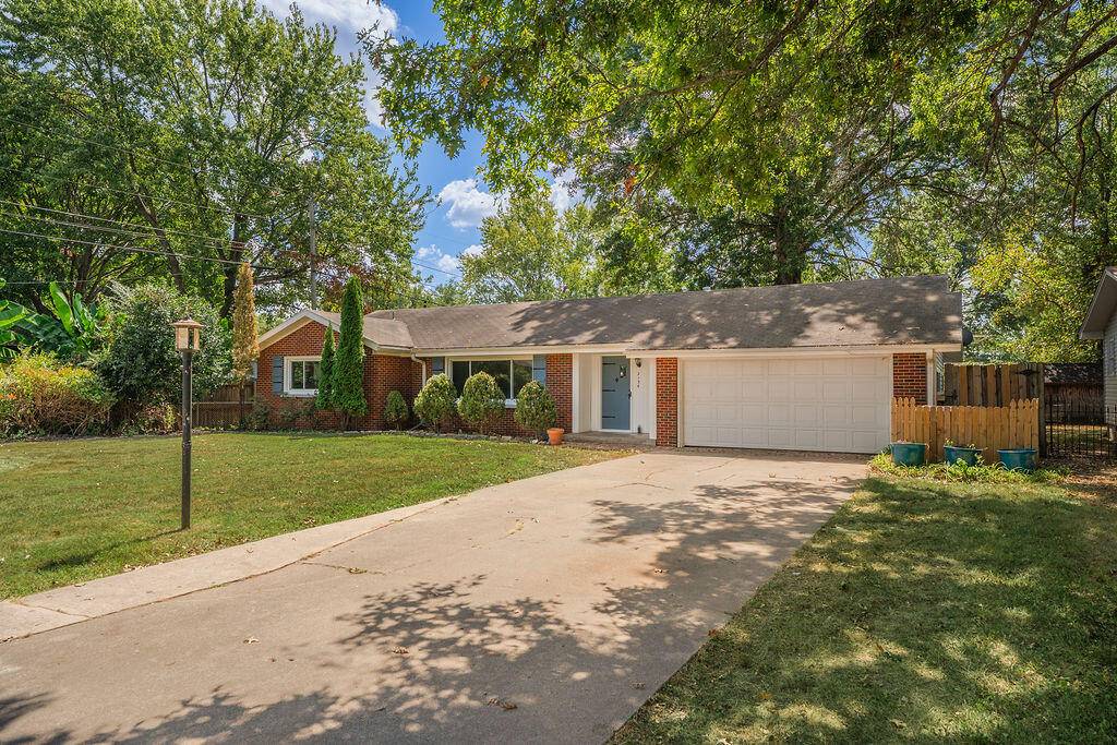 2134 E Crestview ST, Springfield, MO 65804