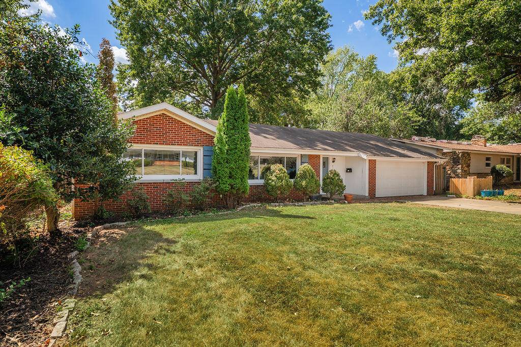 2134 E Crestview ST, Springfield, MO 65804