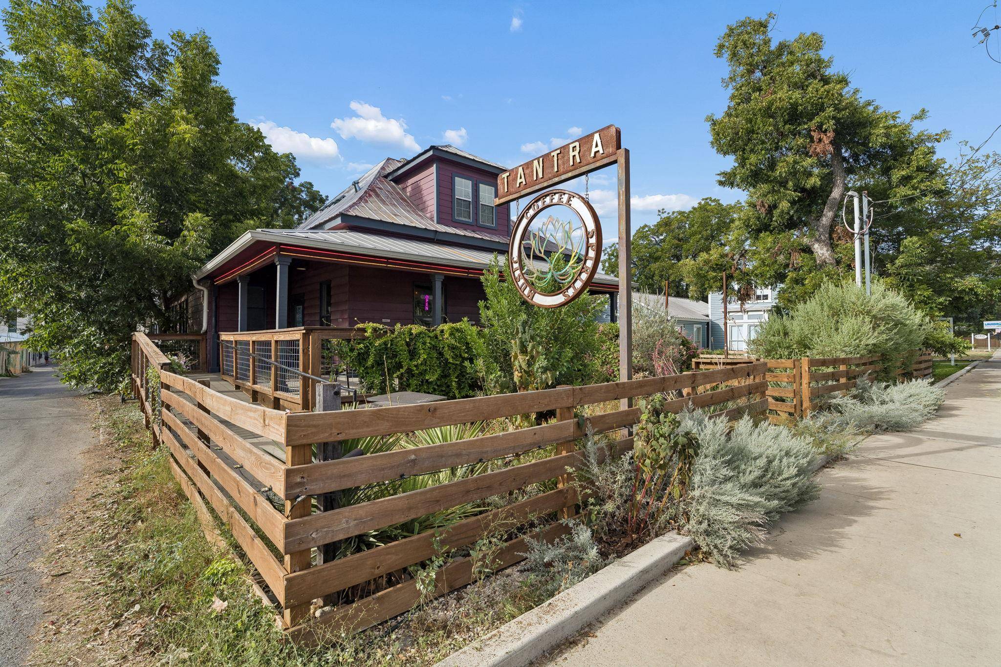 217 W Hopkins ST, San Marcos, TX 78666
