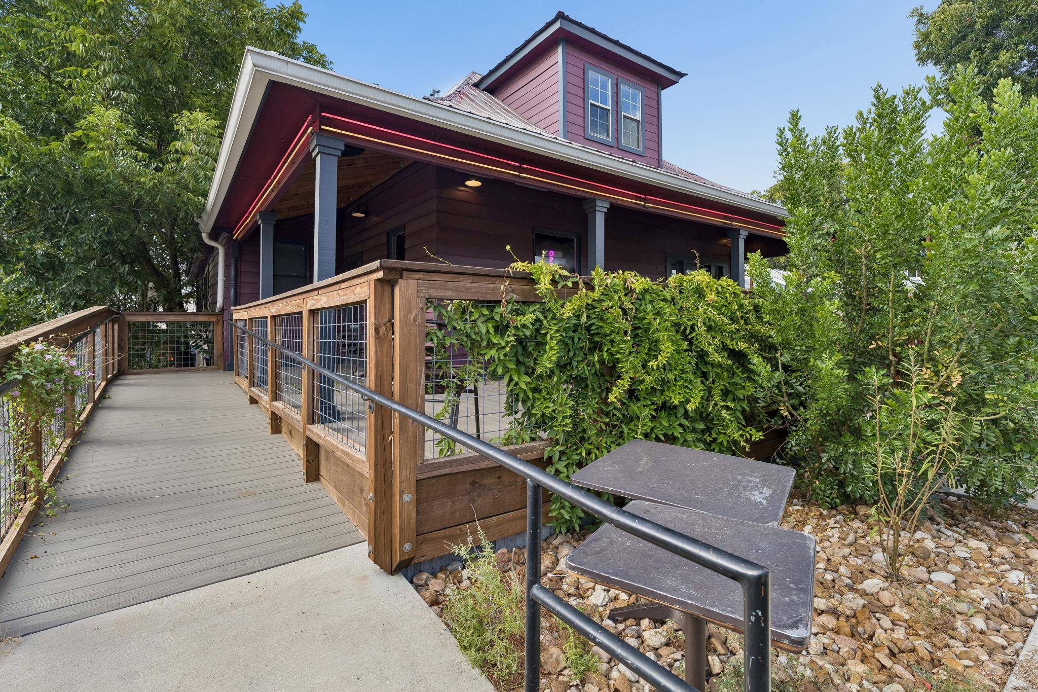 217 W Hopkins ST, San Marcos, TX 78666