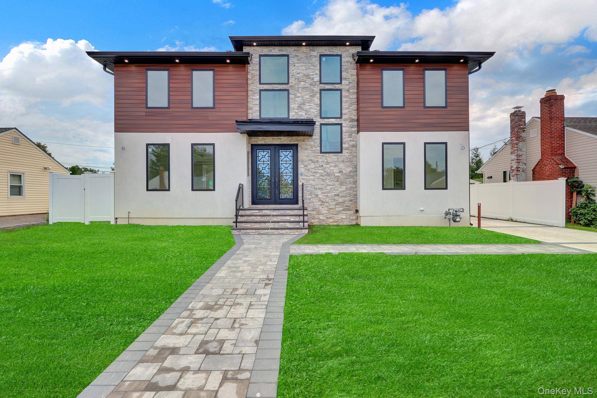 81 E End AVE, Hicksville, NY 11801