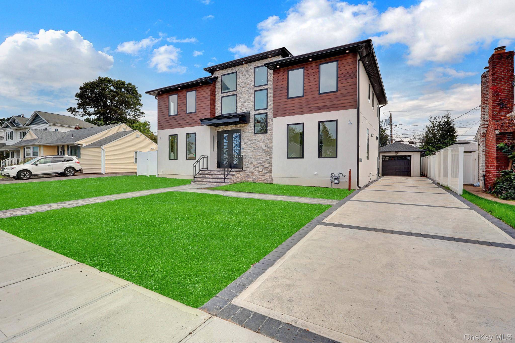 81 E End AVE, Hicksville, NY 11801