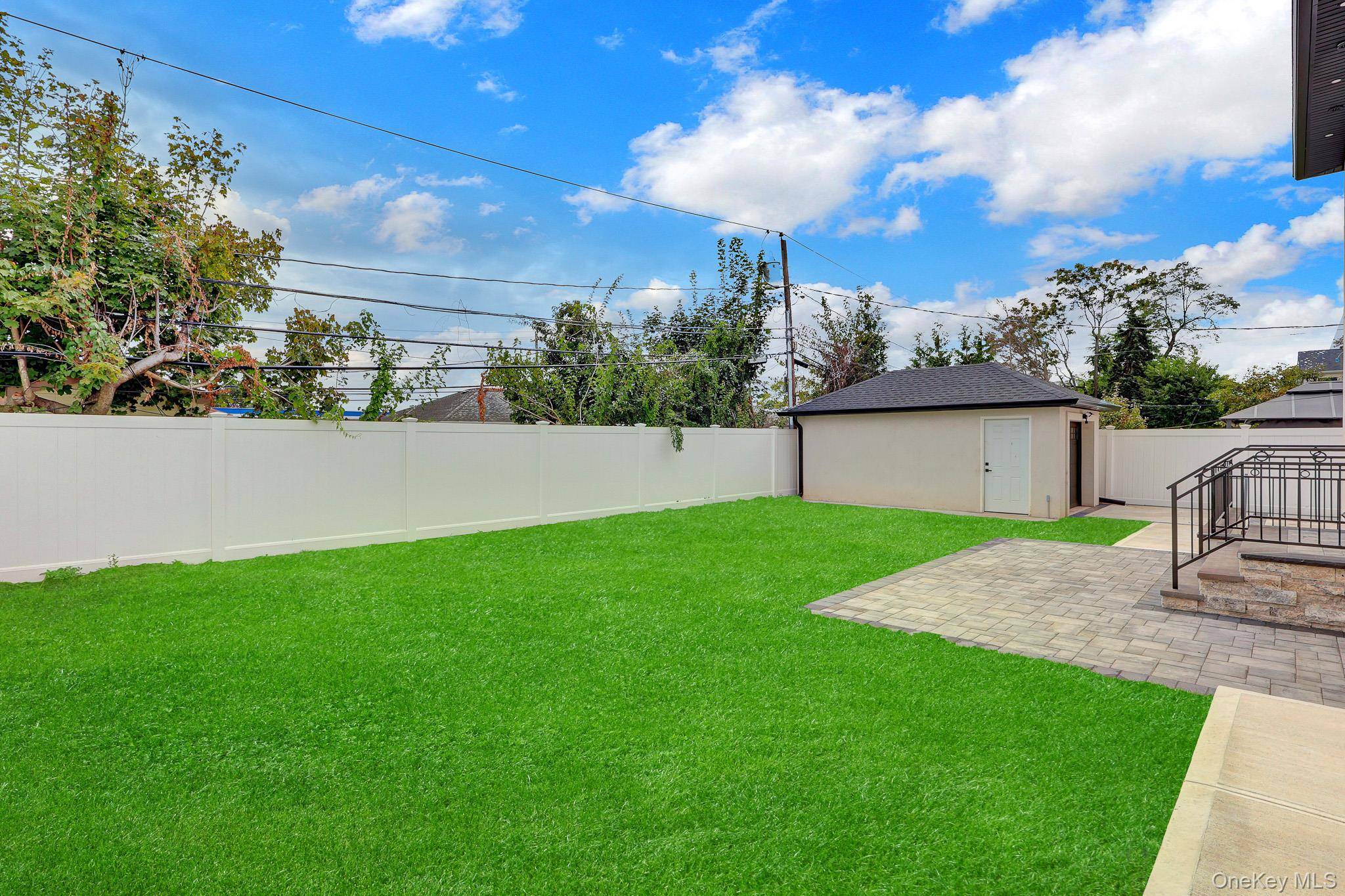 81 E End AVE, Hicksville, NY 11801