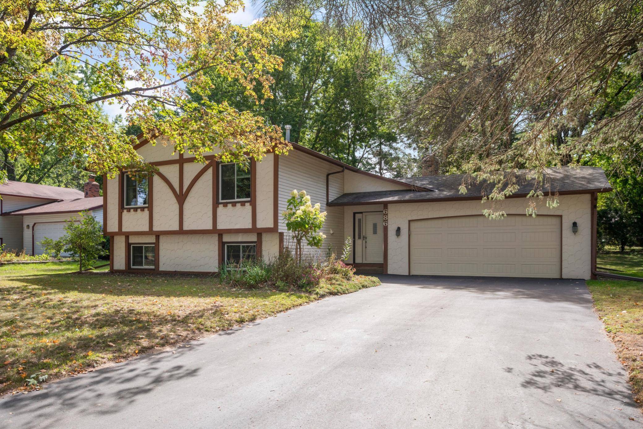 686 Maple Pond CT, Shoreview, MN 55126