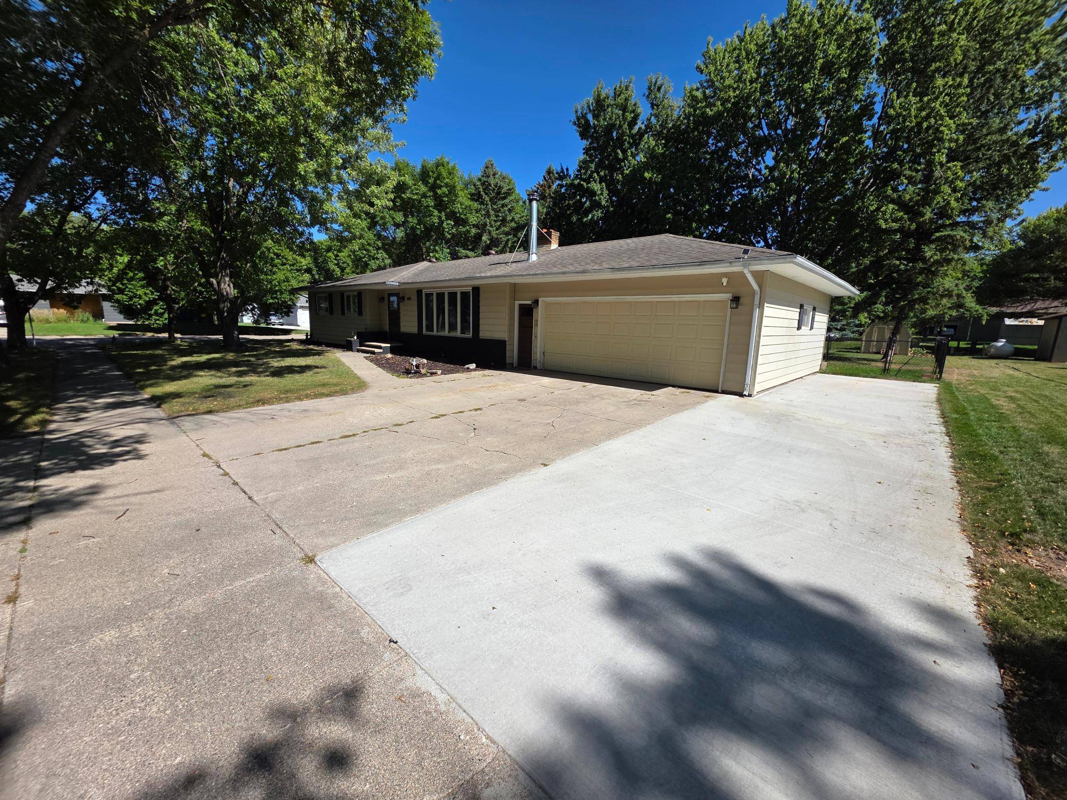 302 10th ST SE, Barnesville, MN 56514