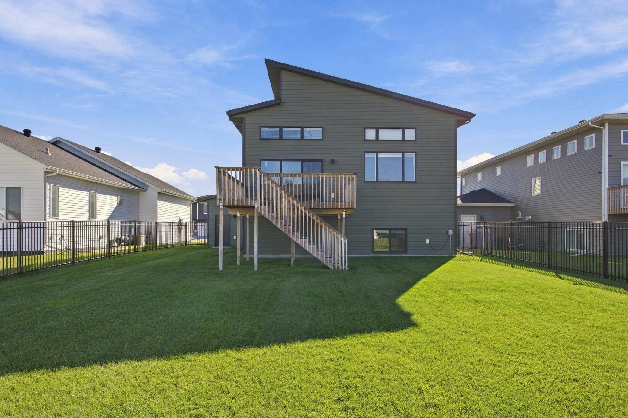7327 Madelyn LN S, Fargo, ND 58104