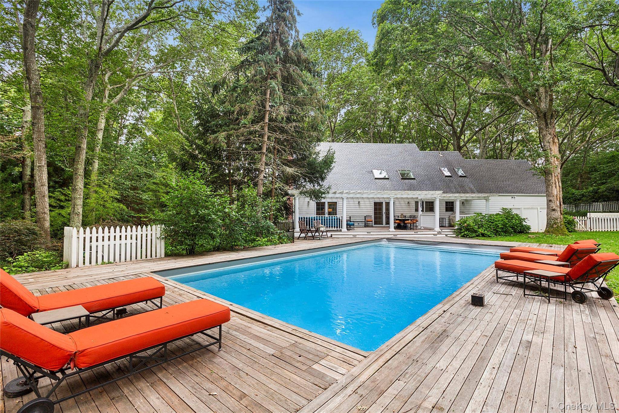 16 Stock Farm LN, Sag Harbor, NY 11963