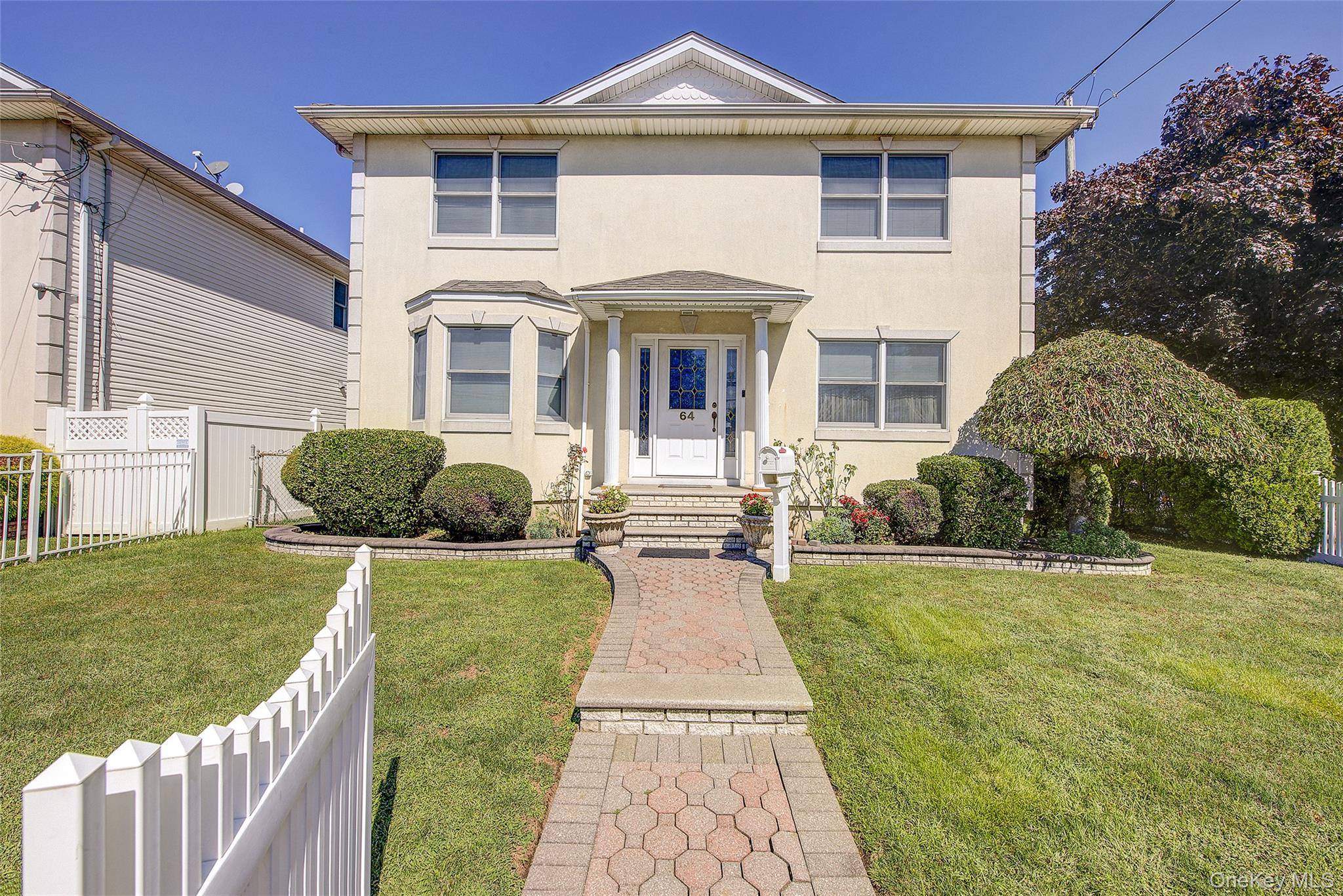 64 Cottage PL, Mineola, NY 11501