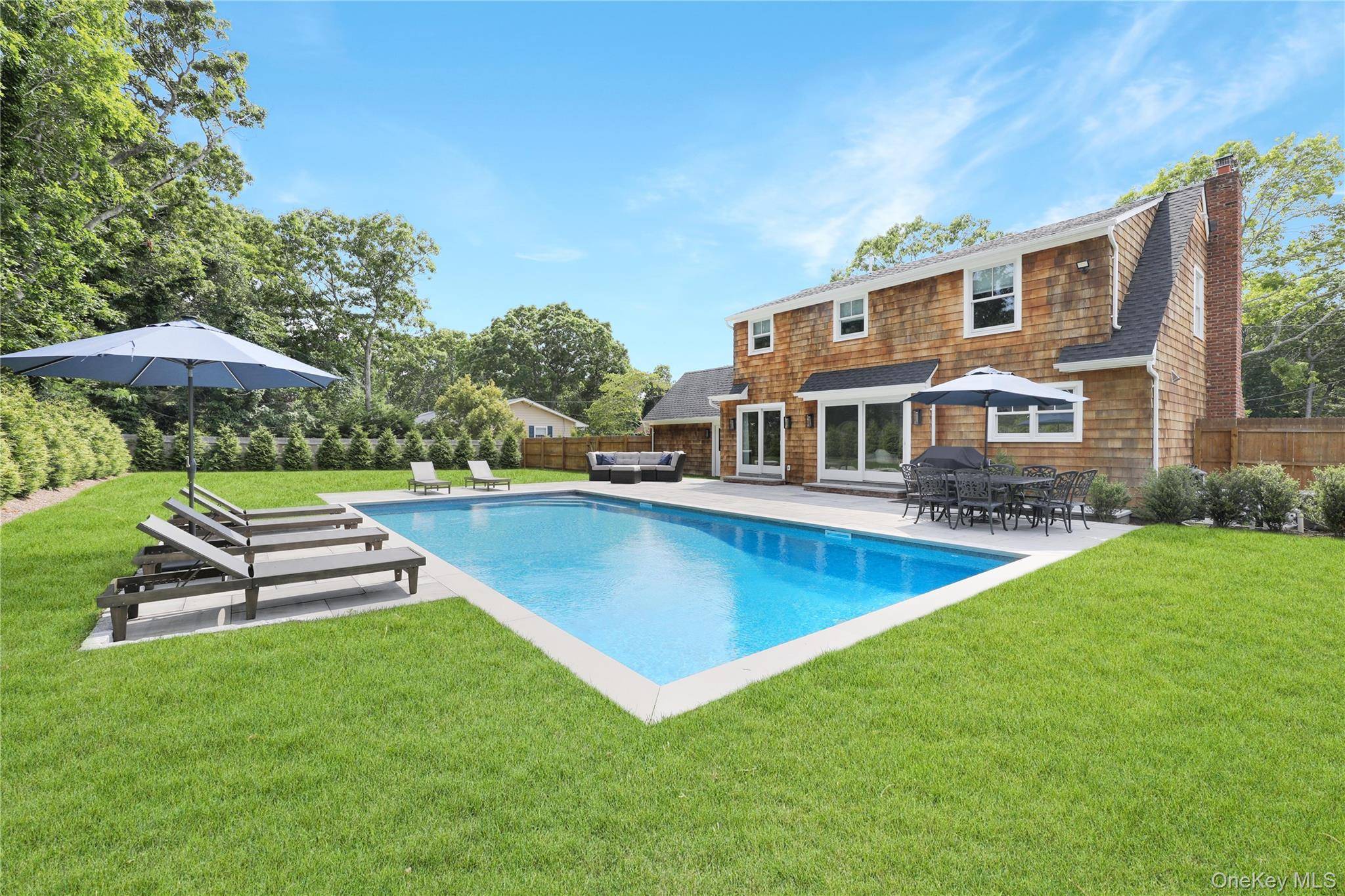 16 Pin Oak LN, Westhampton Beach, NY 11978