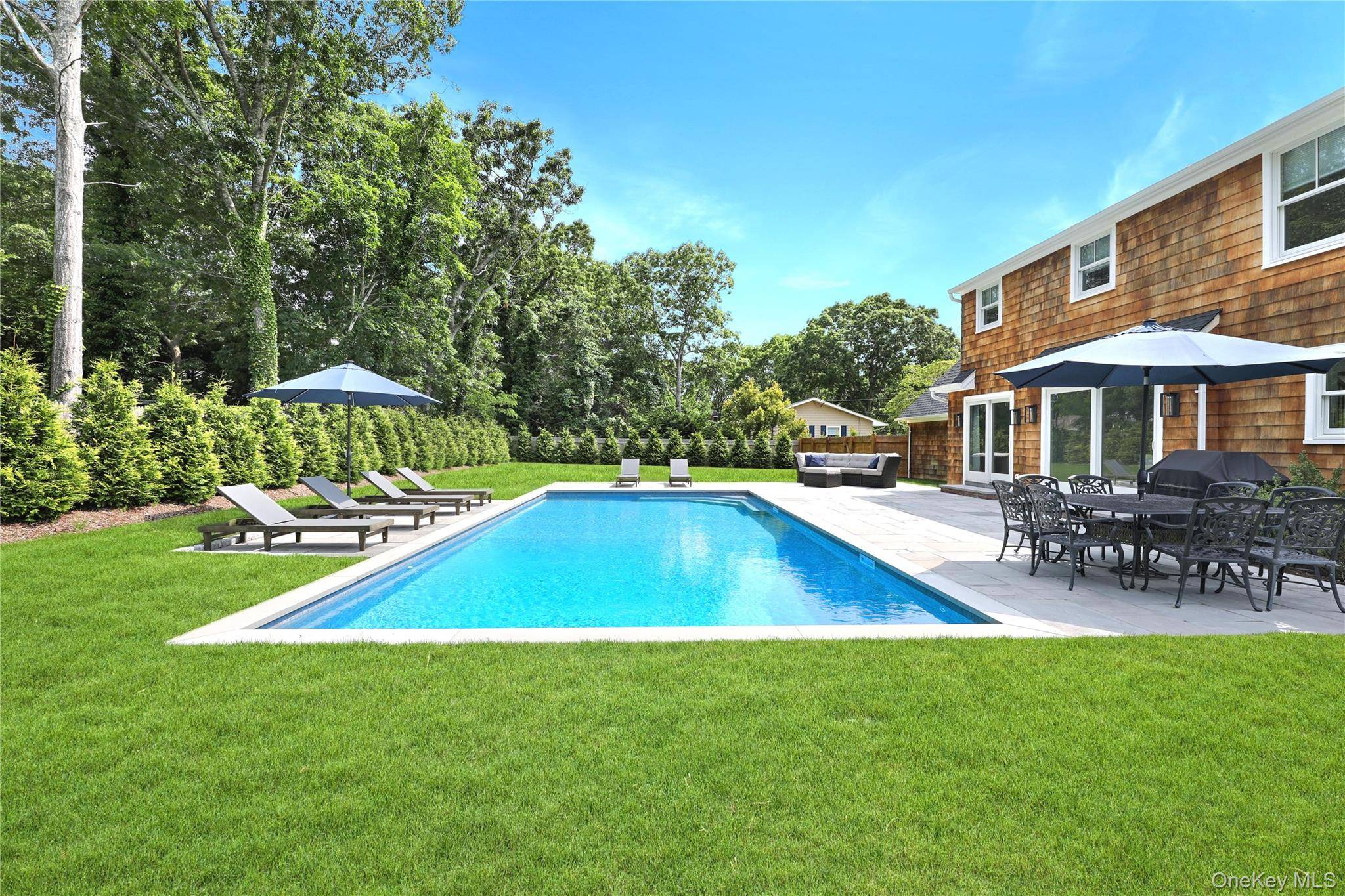 16 Pin Oak LN, Westhampton Beach, NY 11978