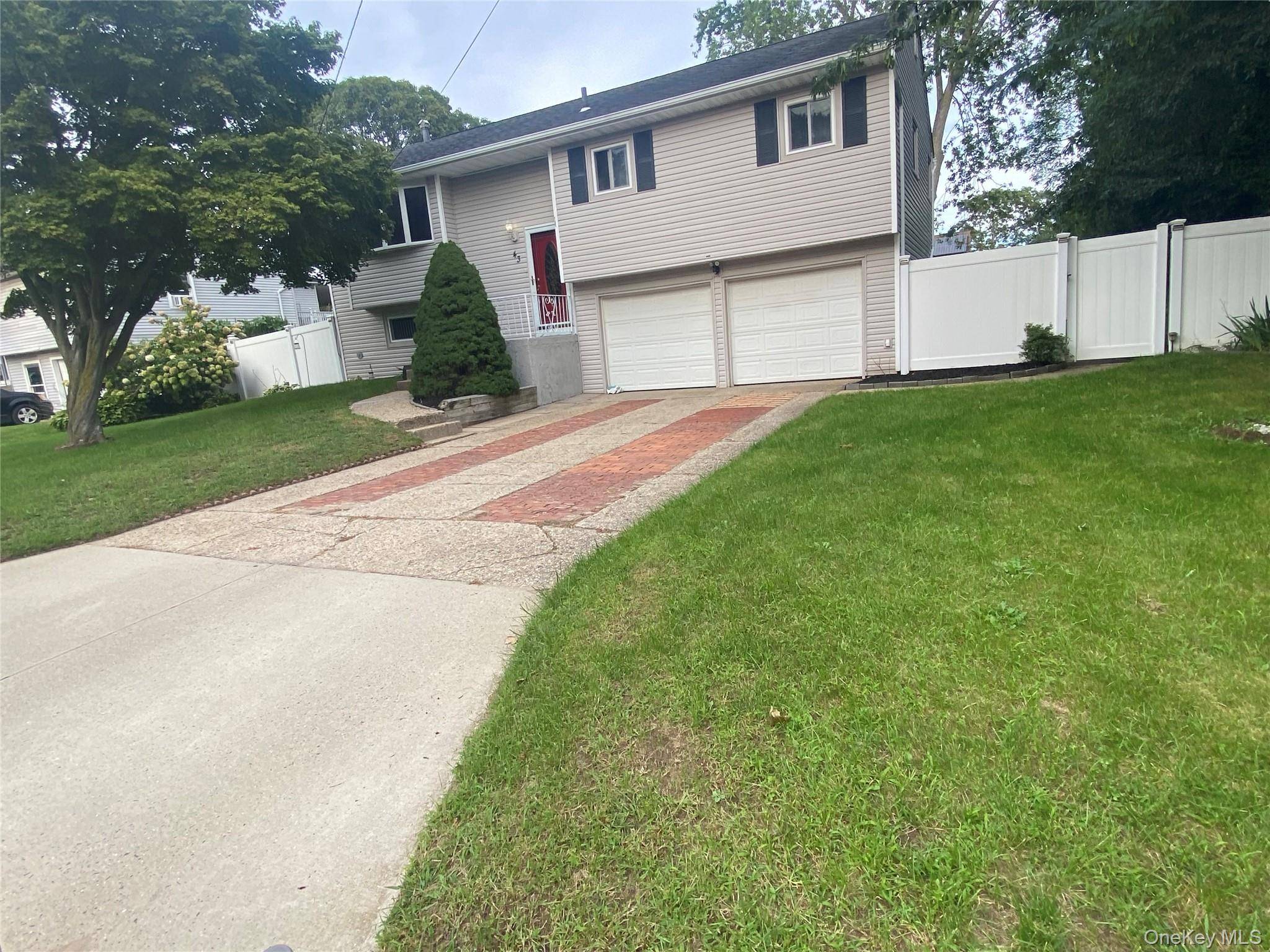 43 Newtown AVE, Selden, NY 11784