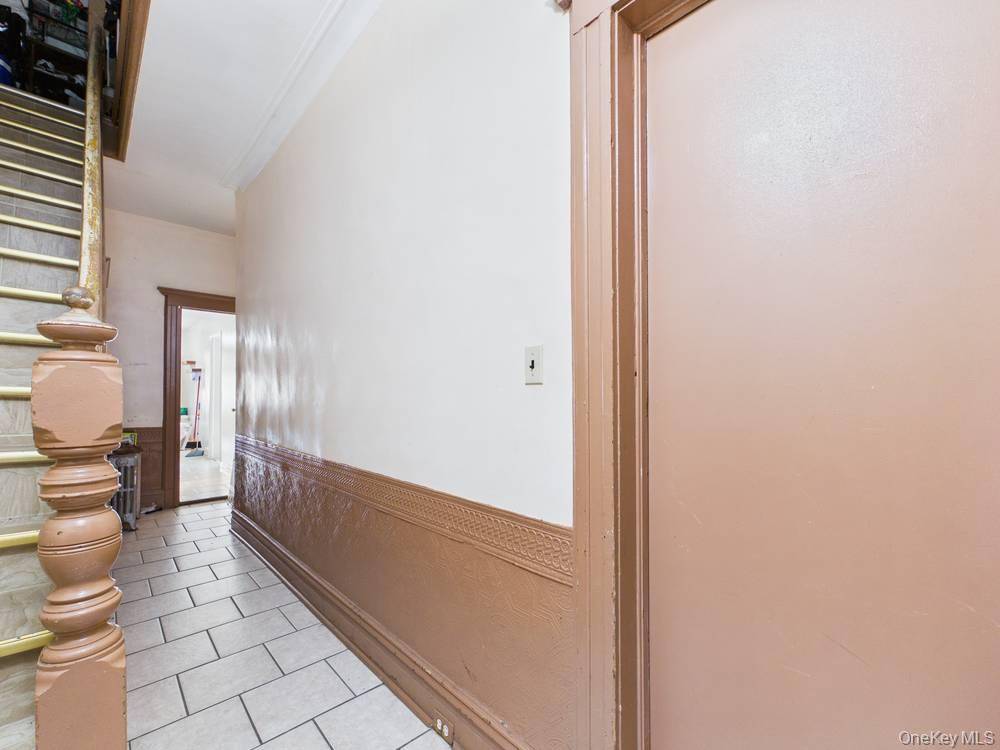 7862 81st ST, Ridgewood, NY 11385