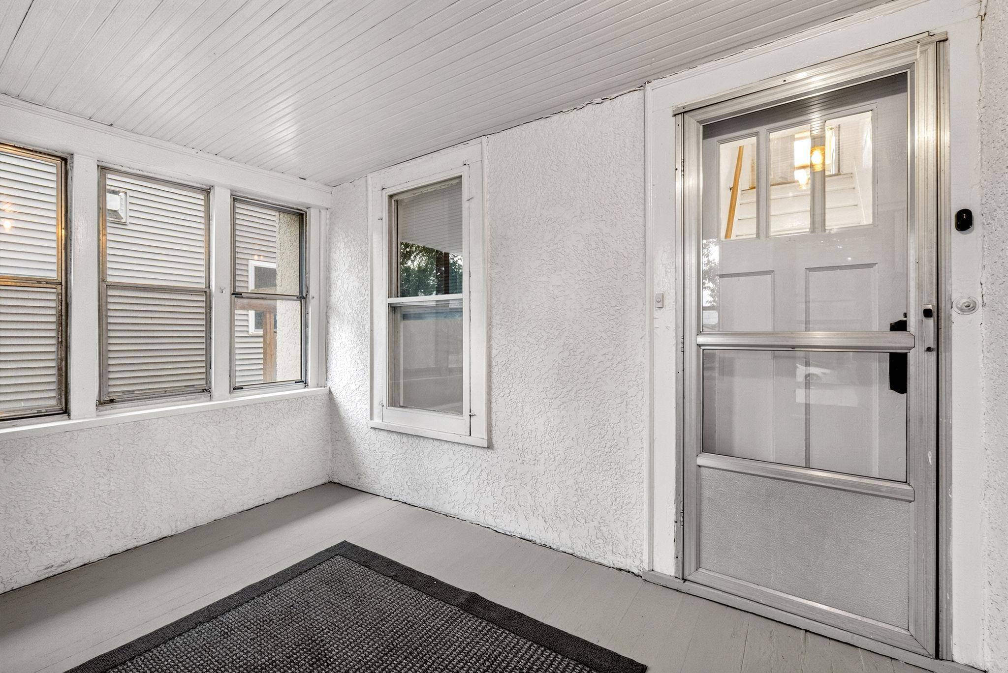 1724 Malvern ST, Lauderdale, MN 55113