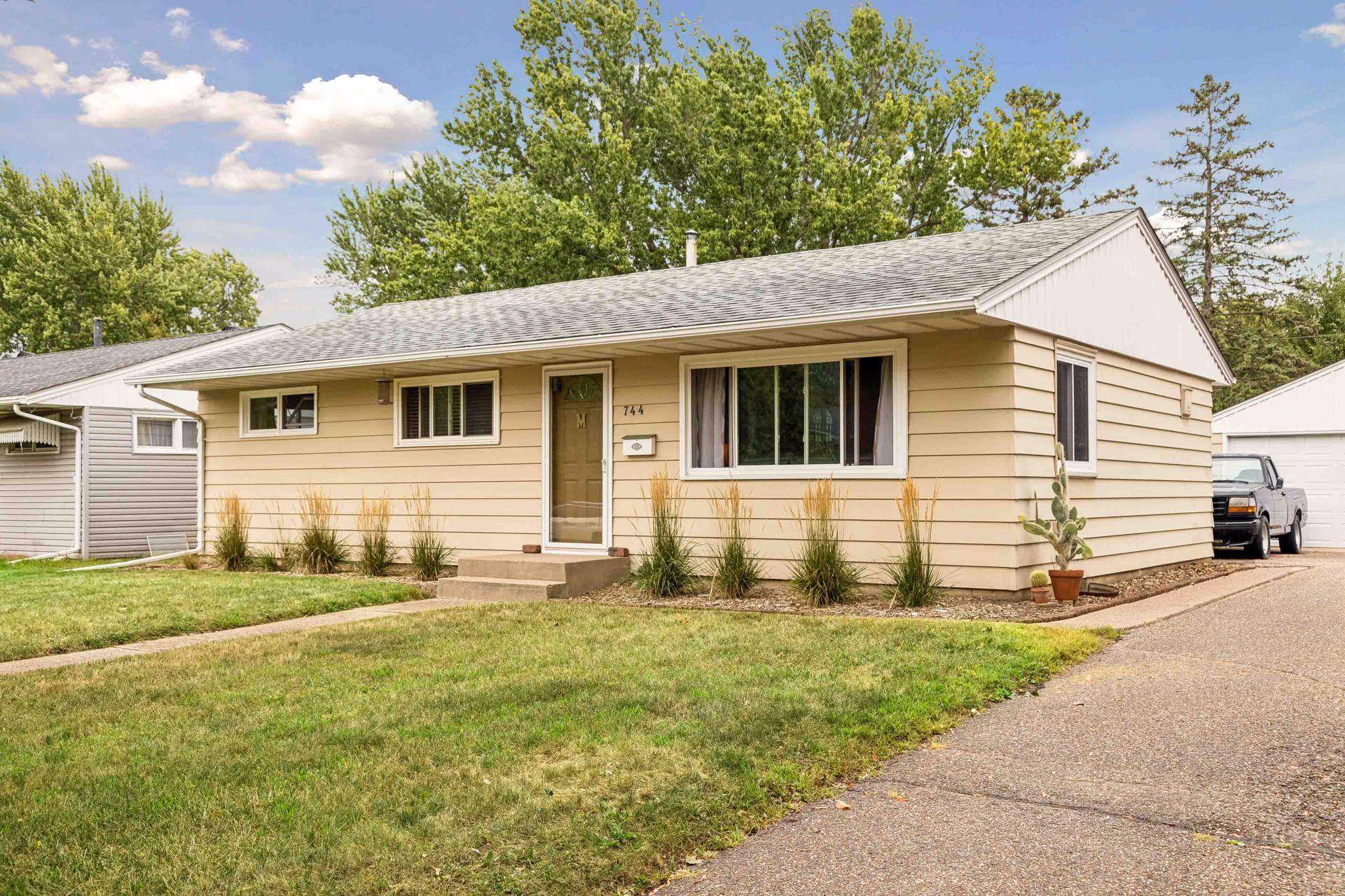 744 22nd AVE N, South Saint Paul, MN 55075