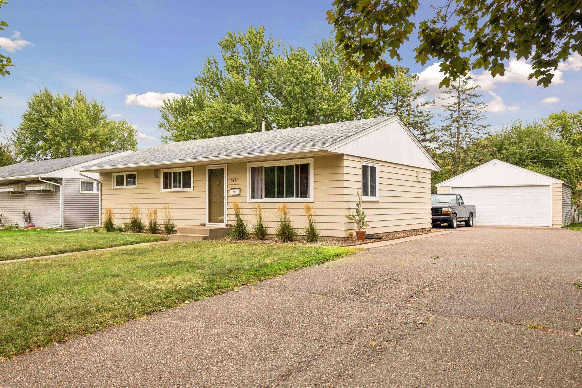 744 22nd AVE N, South Saint Paul, MN 55075