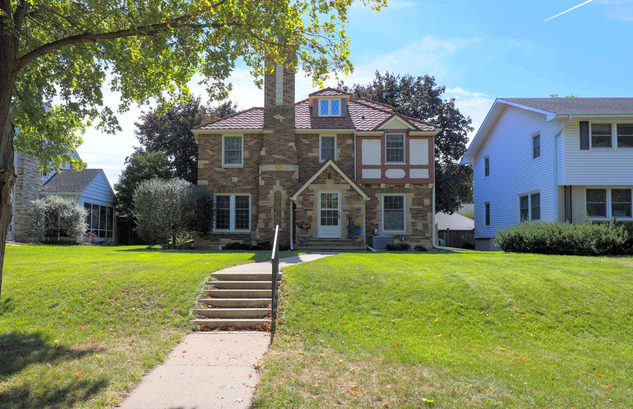 1848 Pinehurst AVE, Saint Paul, MN 55116