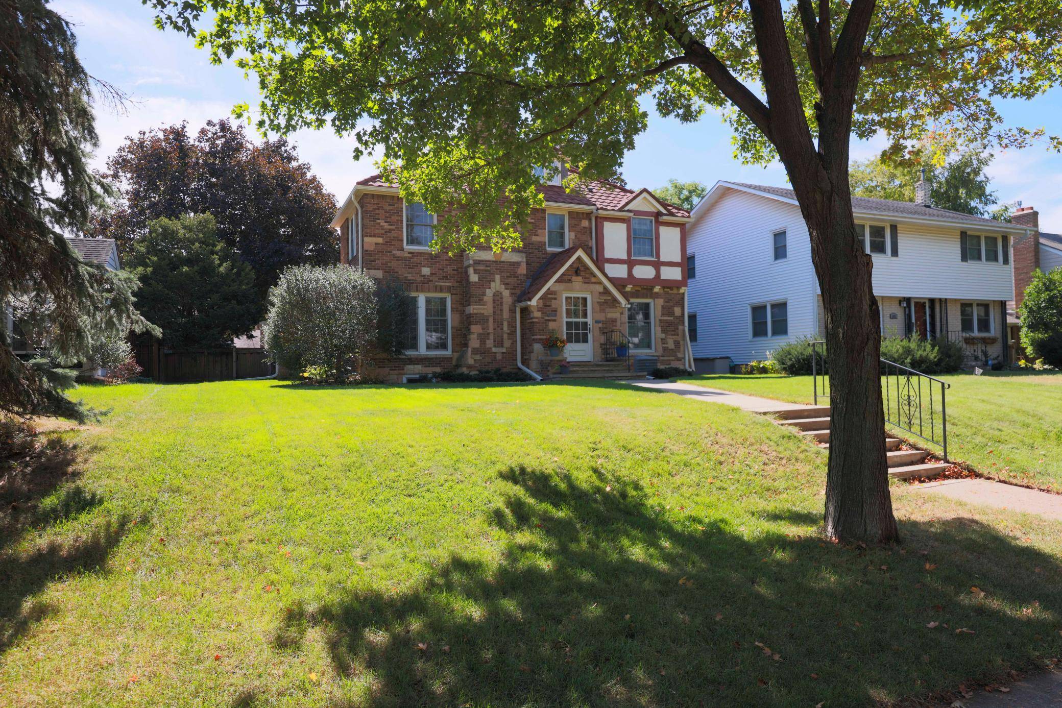 1848 Pinehurst AVE, Saint Paul, MN 55116