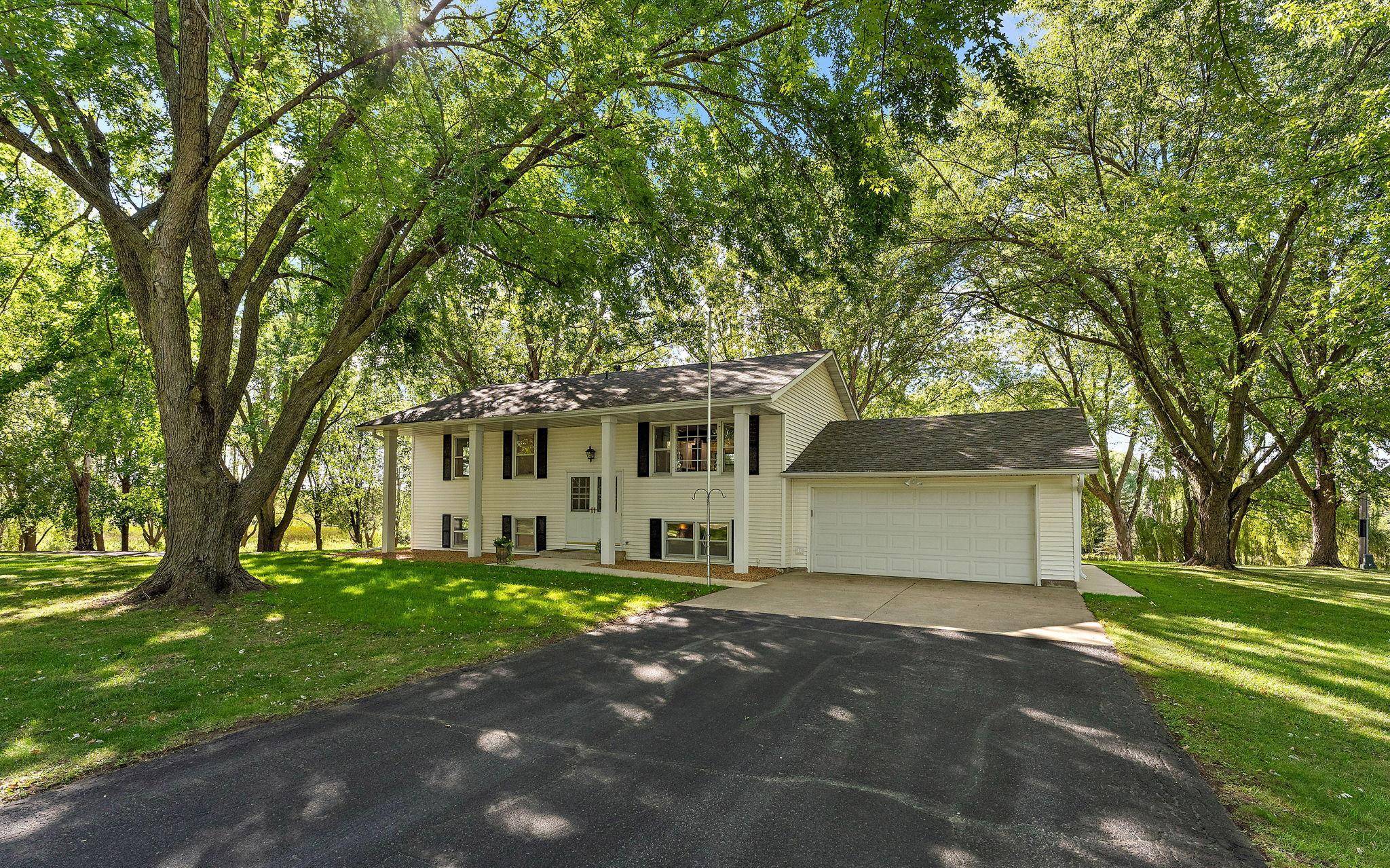 18421 Country Squires CIR, Prior Lake, MN 55372
