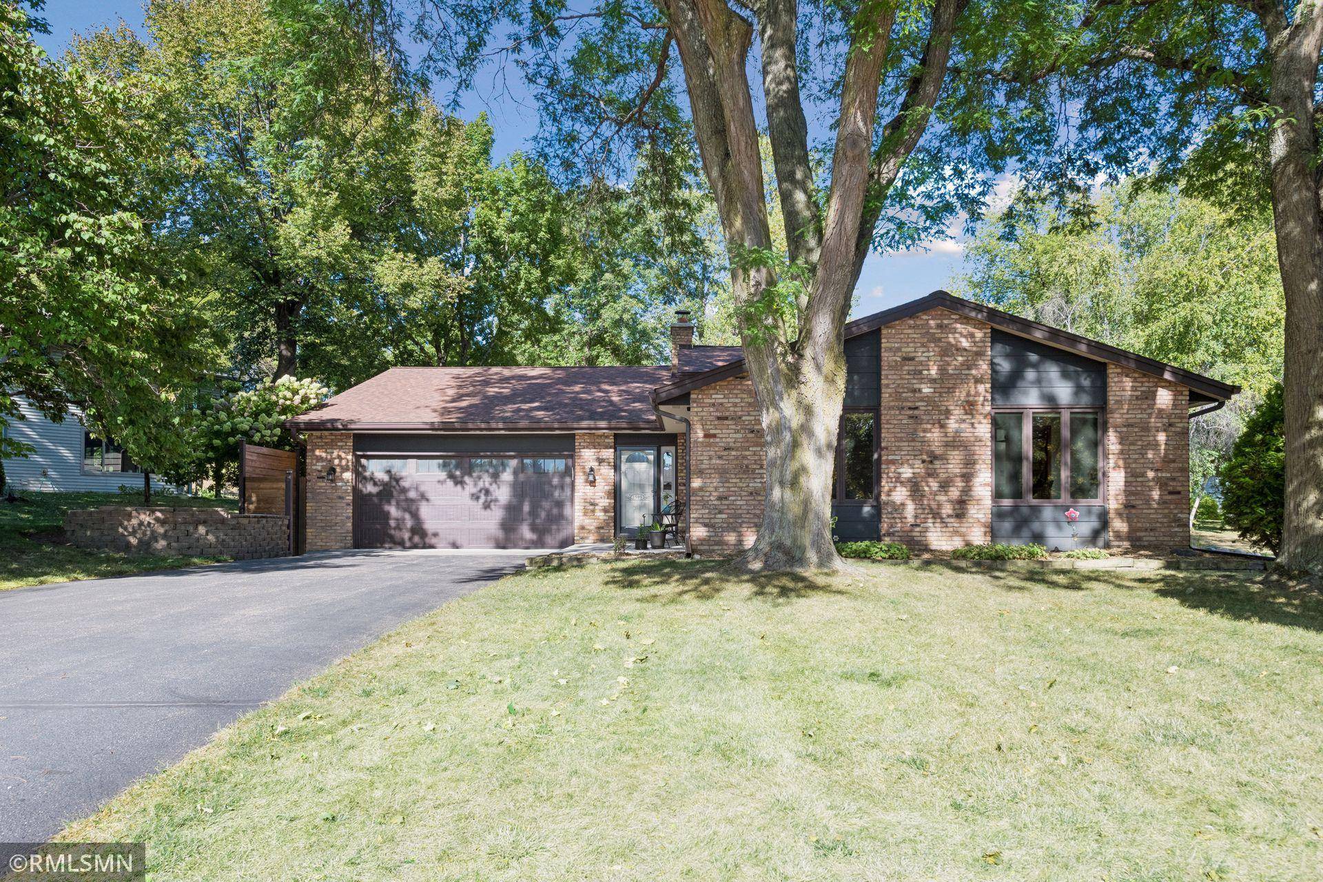 1549 Skyview DR, Chaska, MN 55318