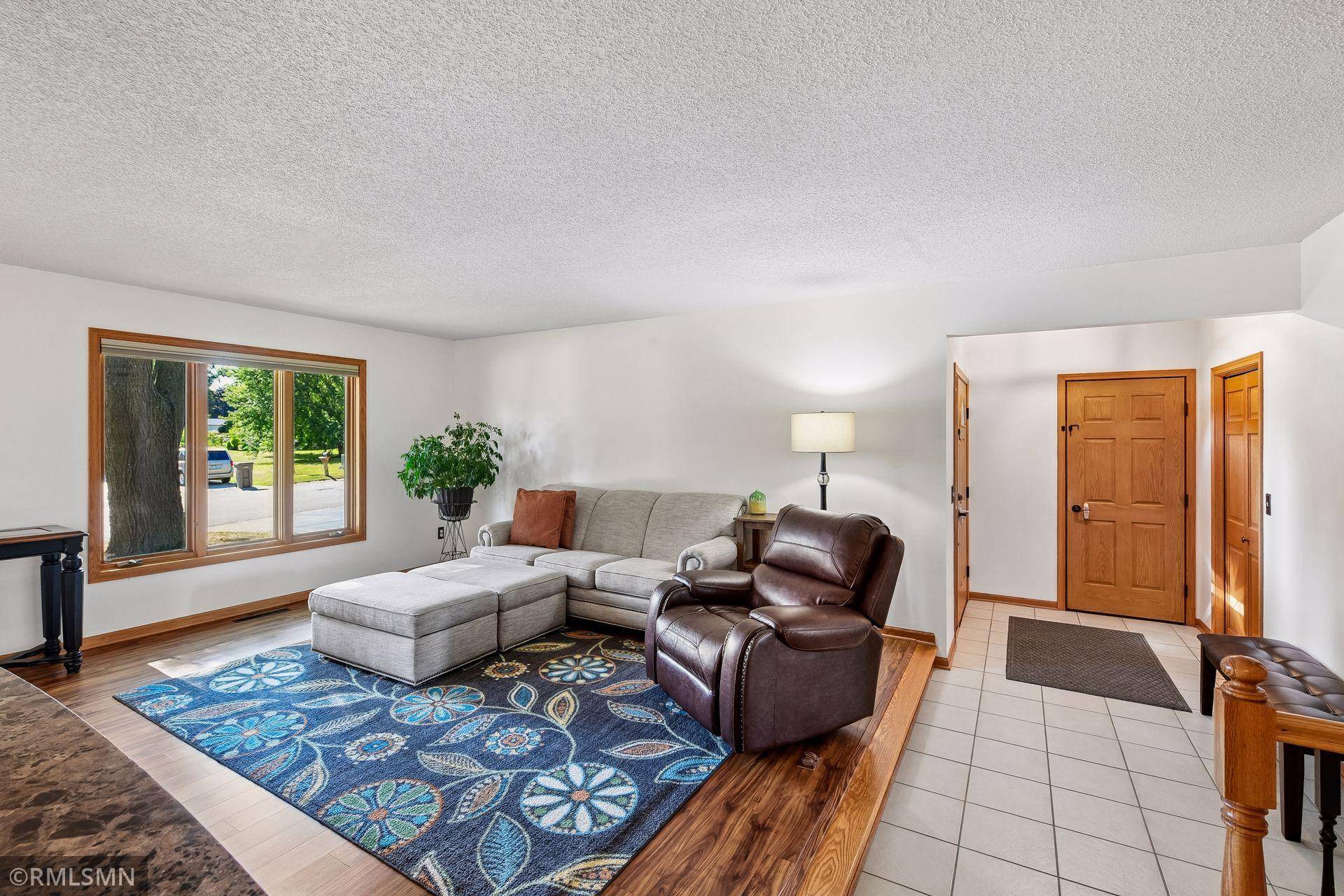 1549 Skyview DR, Chaska, MN 55318
