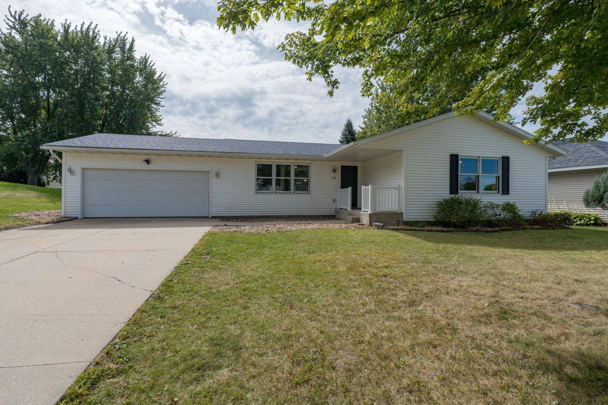 107 Meadow LN, Janesville, MN 56048