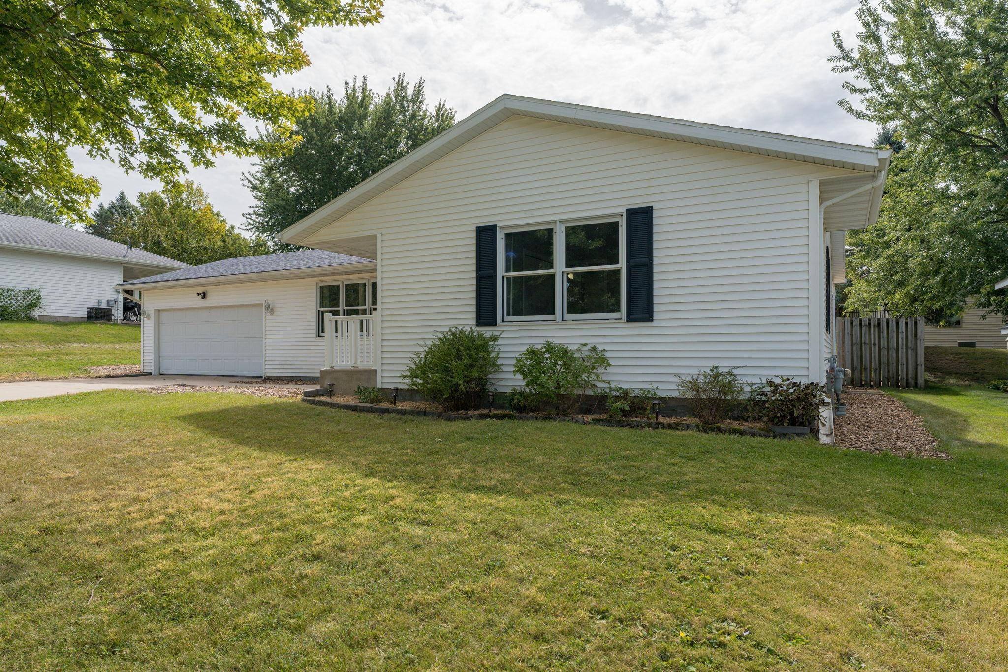 107 Meadow LN, Janesville, MN 56048