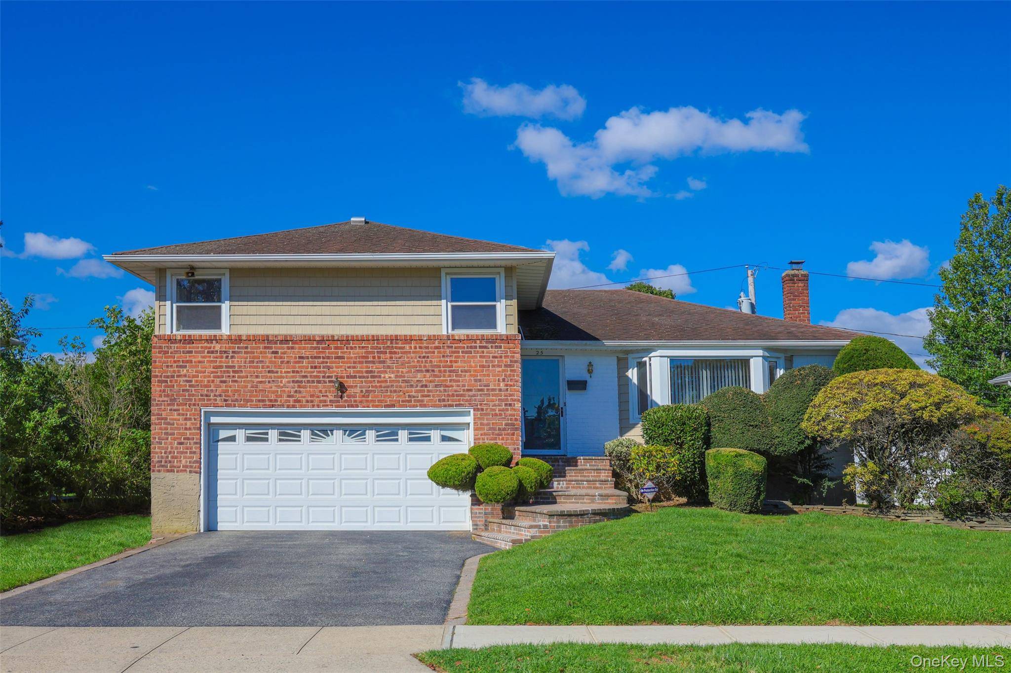 25 Hollywood DR, Plainview, NY 11803