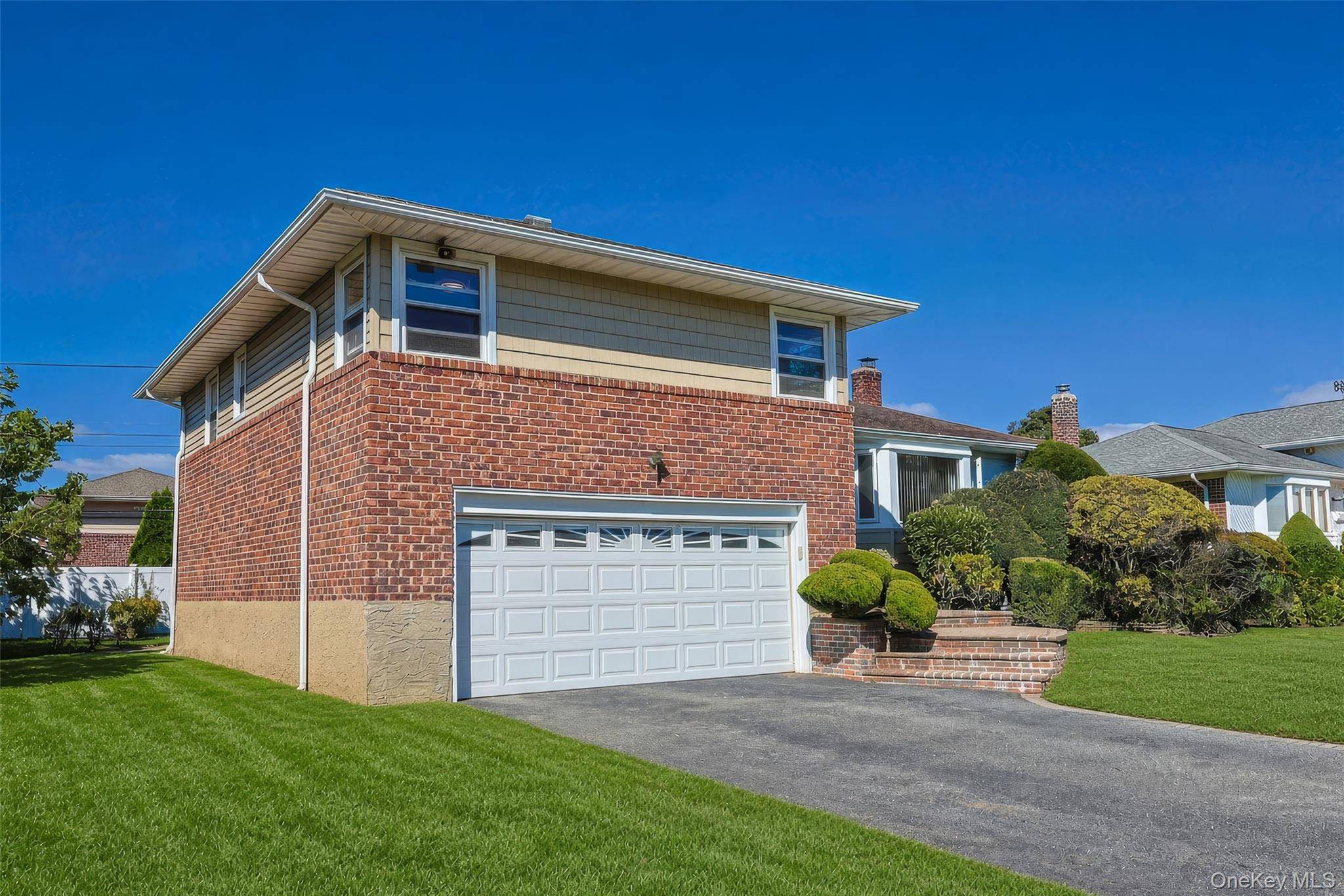 25 Hollywood DR, Plainview, NY 11803
