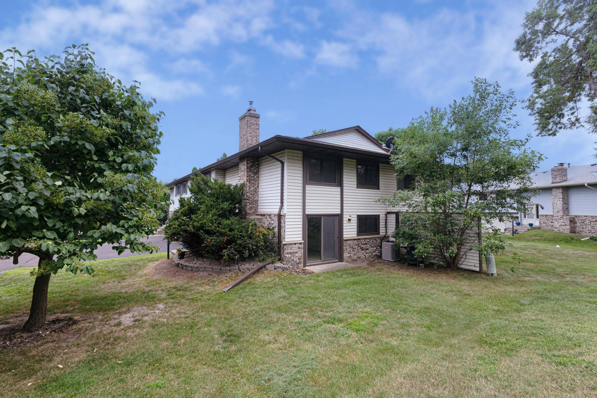 6570 Upper 35th ST N, Oakdale, MN 55128
