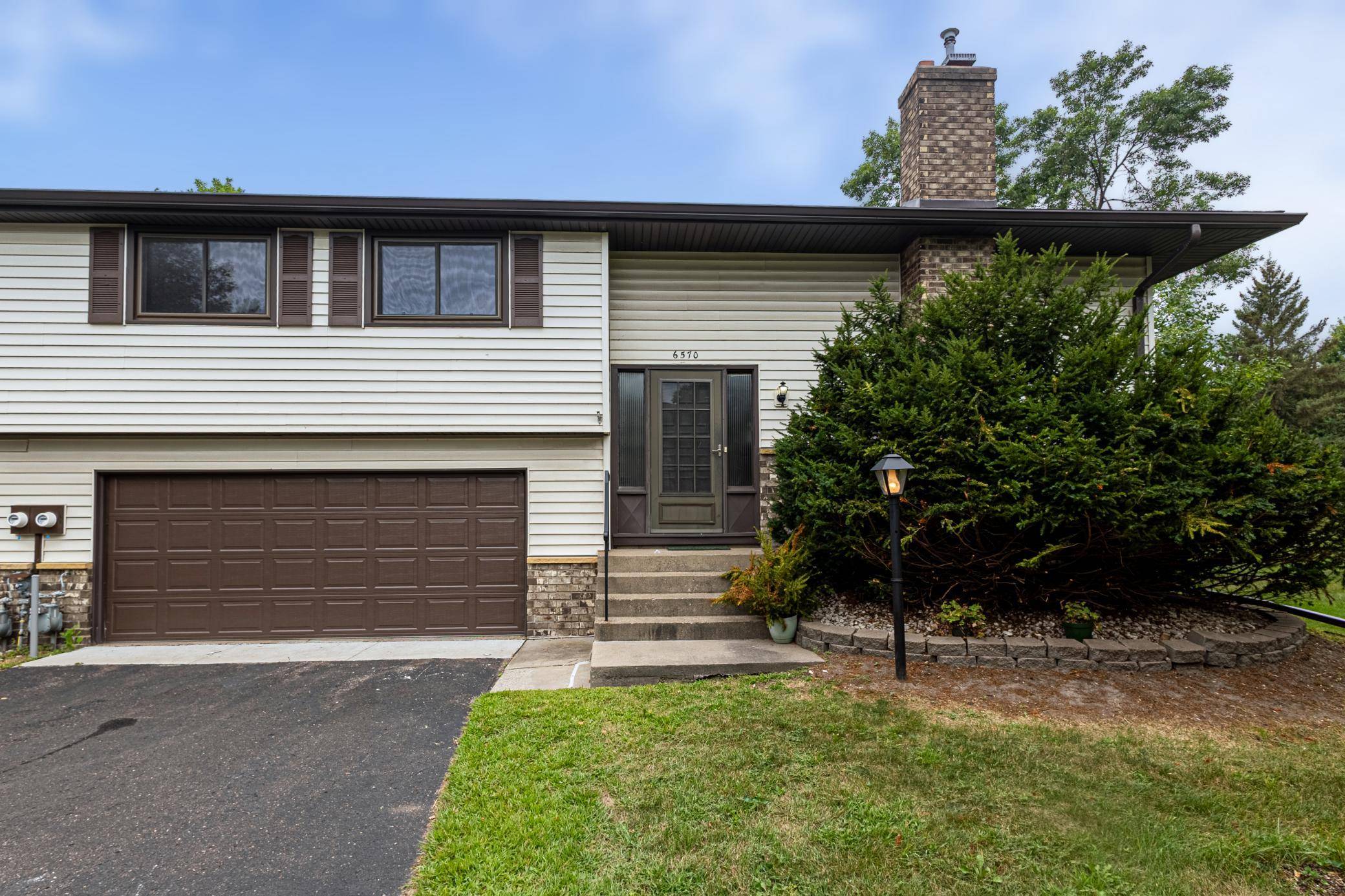 6570 Upper 35th ST N, Oakdale, MN 55128