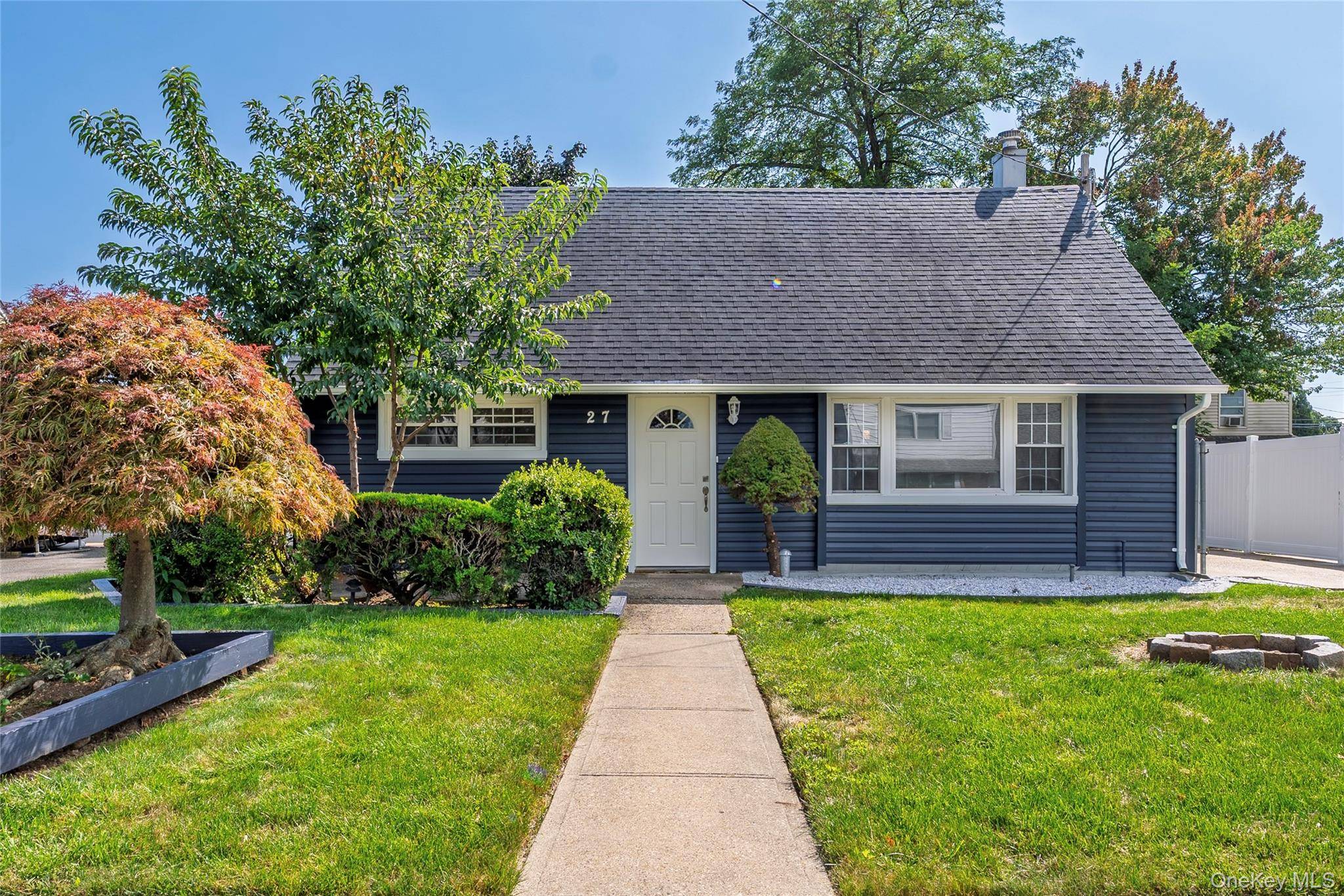 27 Park LN, Bethpage, NY 11714