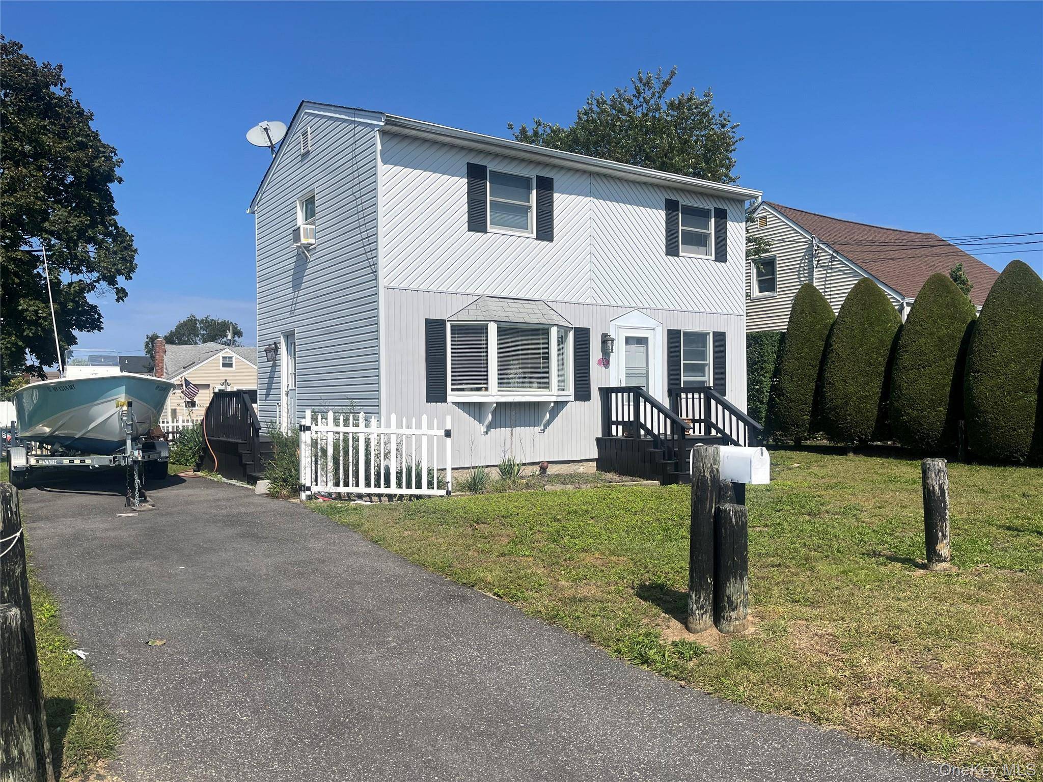 13 Flint RD, Amityville, NY 11701