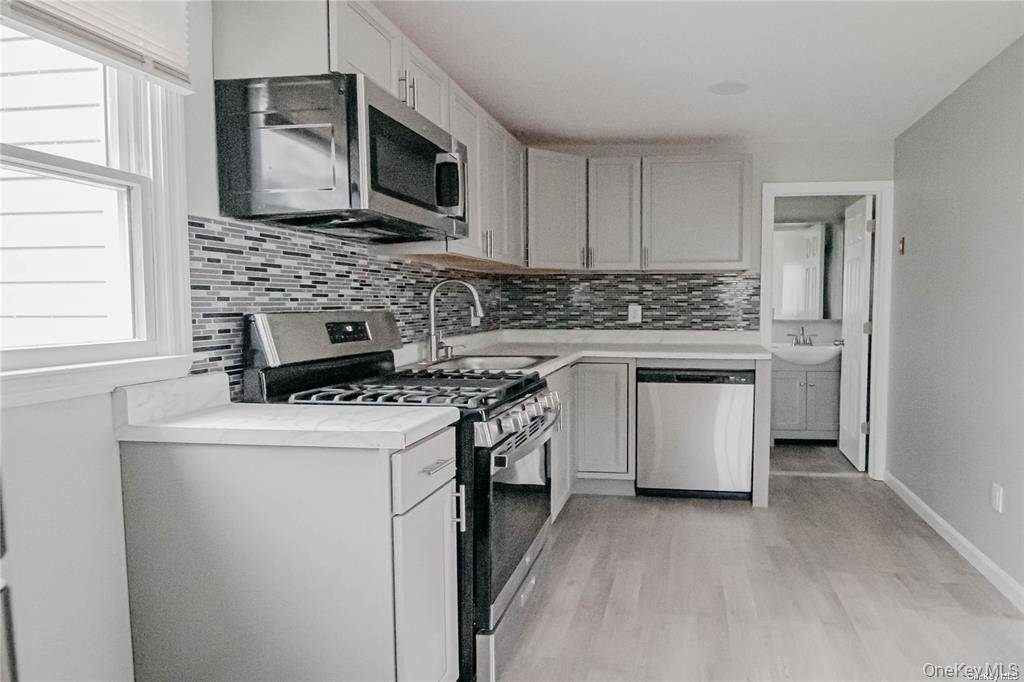 13 Flint RD, Amityville, NY 11701