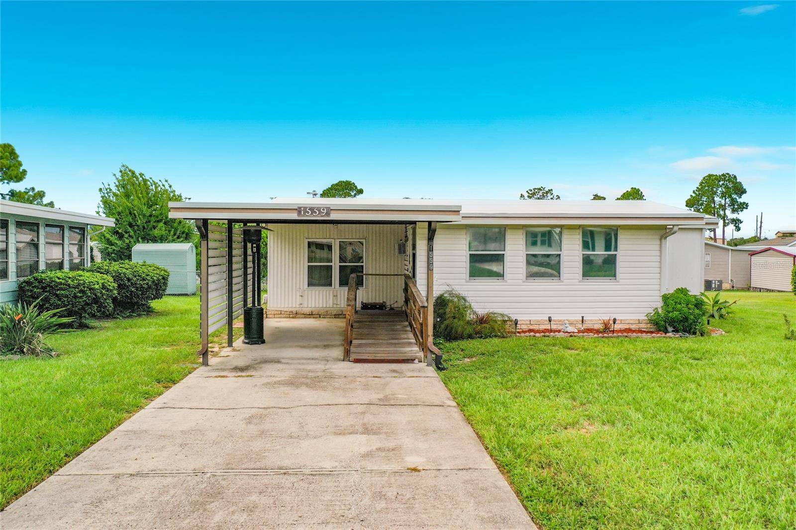 1559 NASSAU CIR, Tavares, FL 32778
