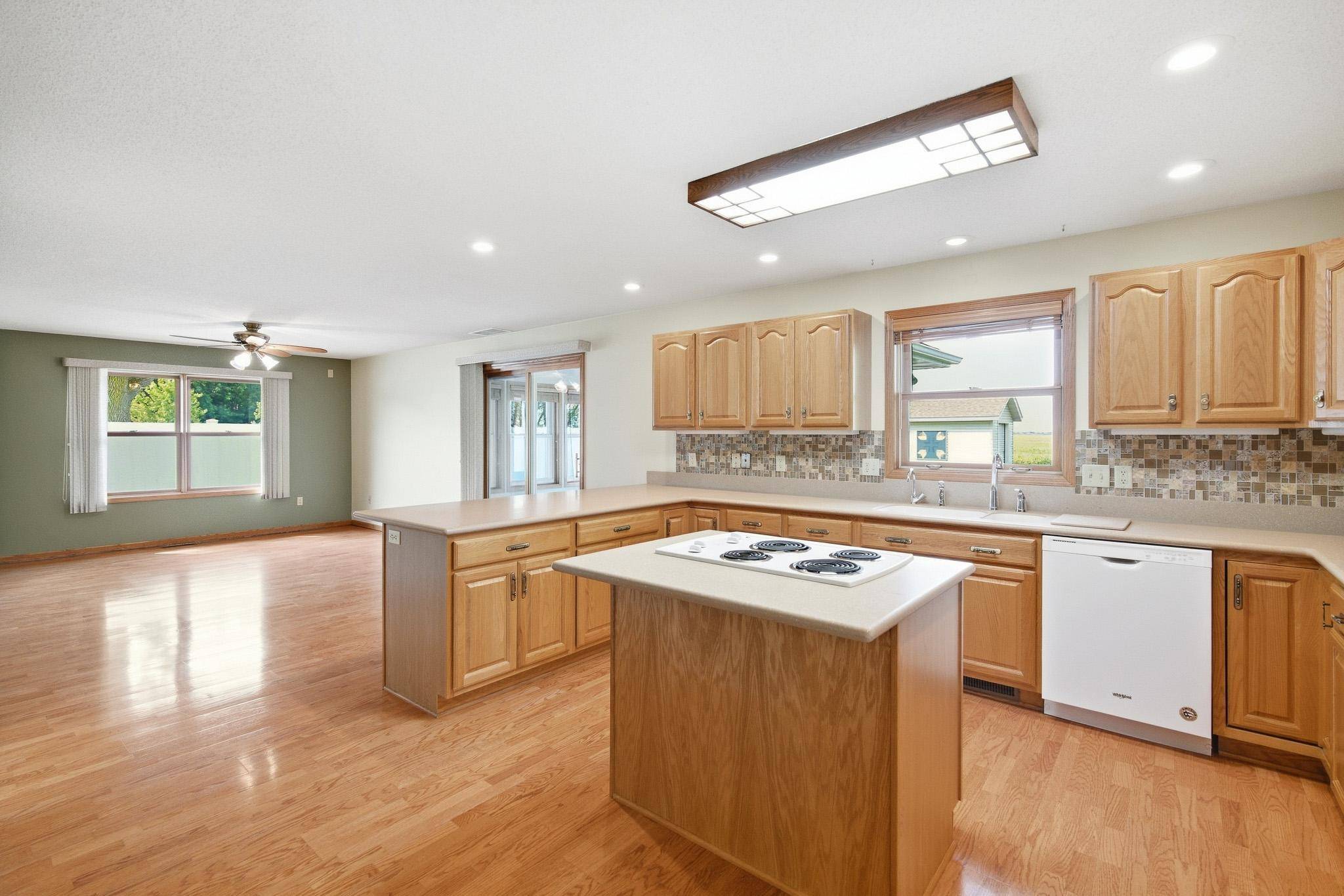 474 10th AVE SW, Wells, MN 56097