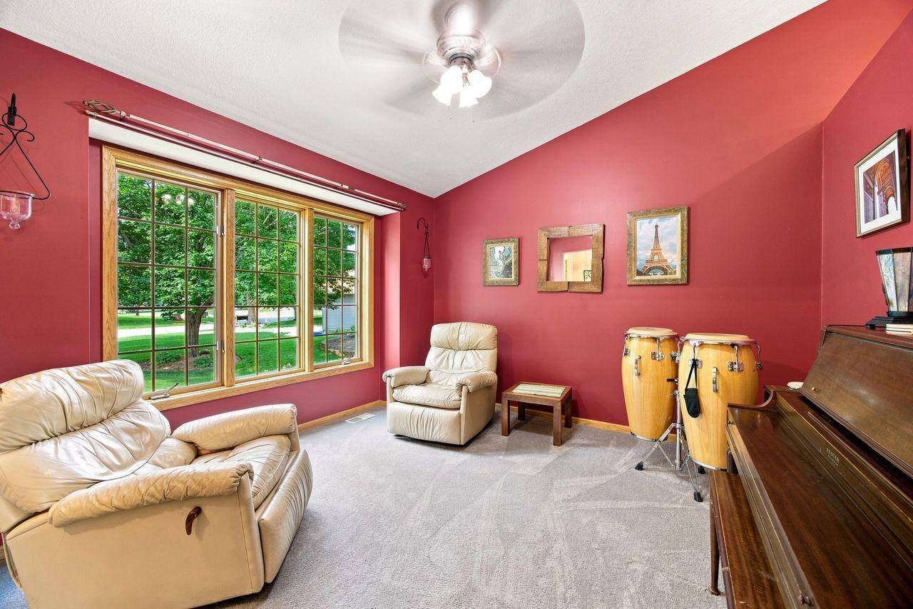 365 Linda CIR, Lino Lakes, MN 55014
