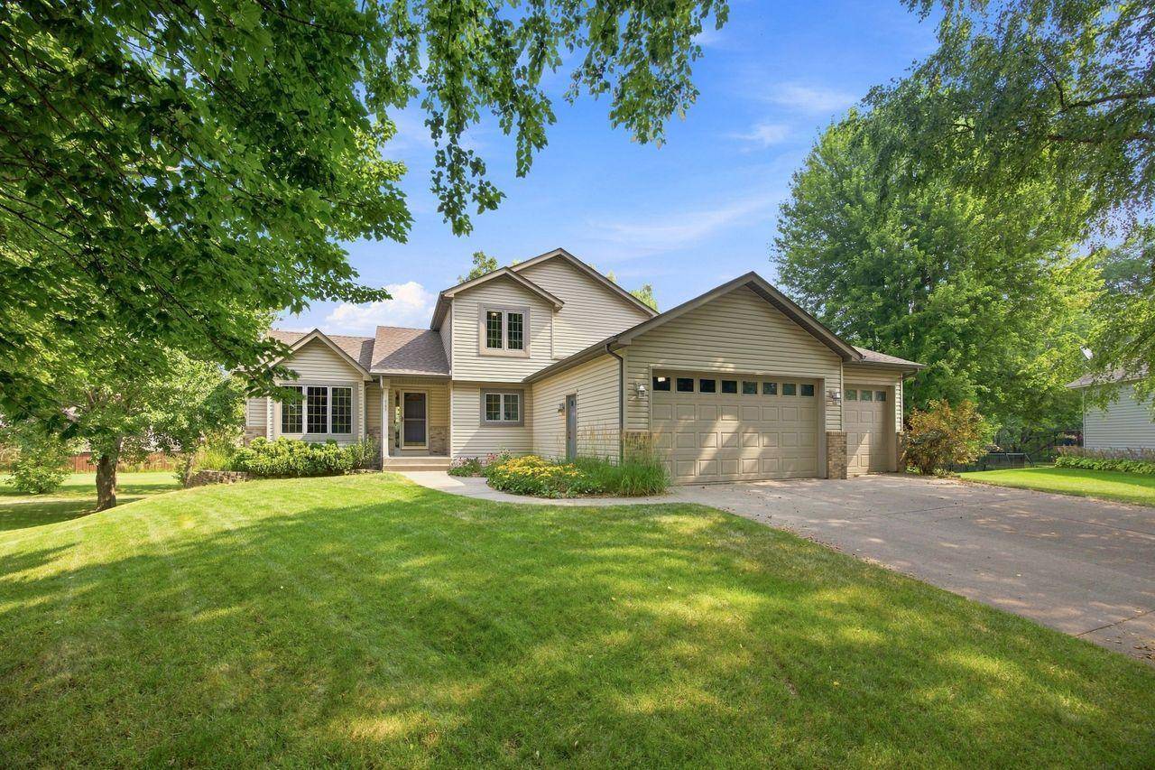 365 Linda CIR, Lino Lakes, MN 55014