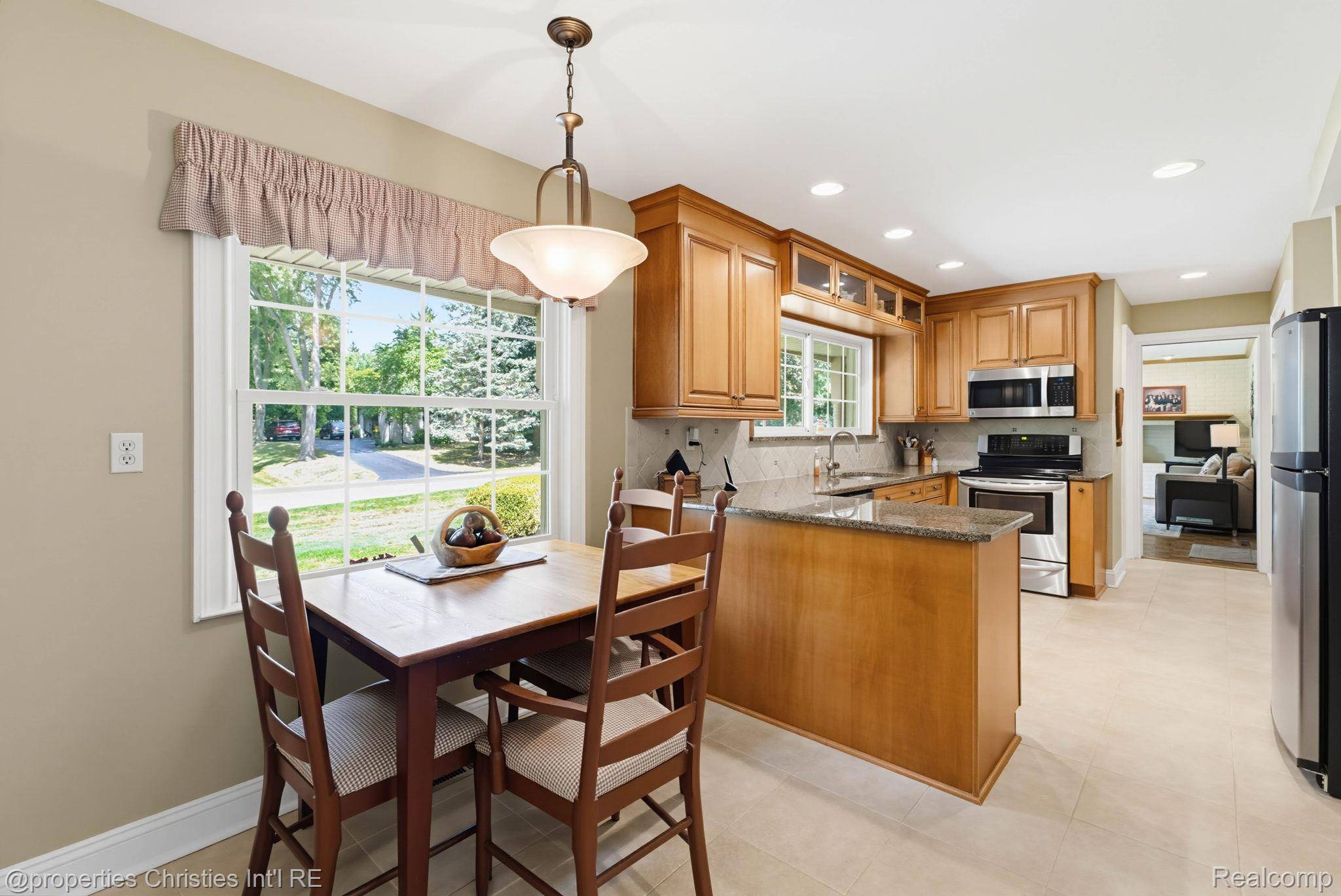 932 S Reading RD, Bloomfield Hills, MI 48304