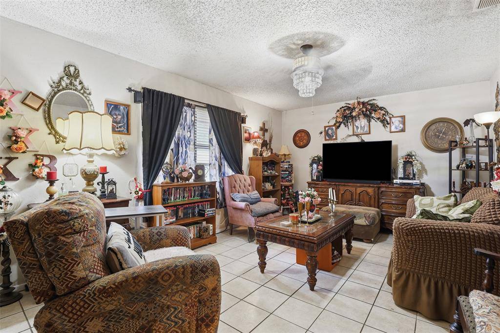 606 E Barton Street, Granbury, TX 76048