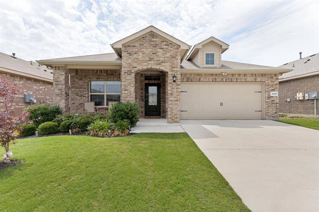 5229 Blue Night Drive, Fort Worth, TX 76179
