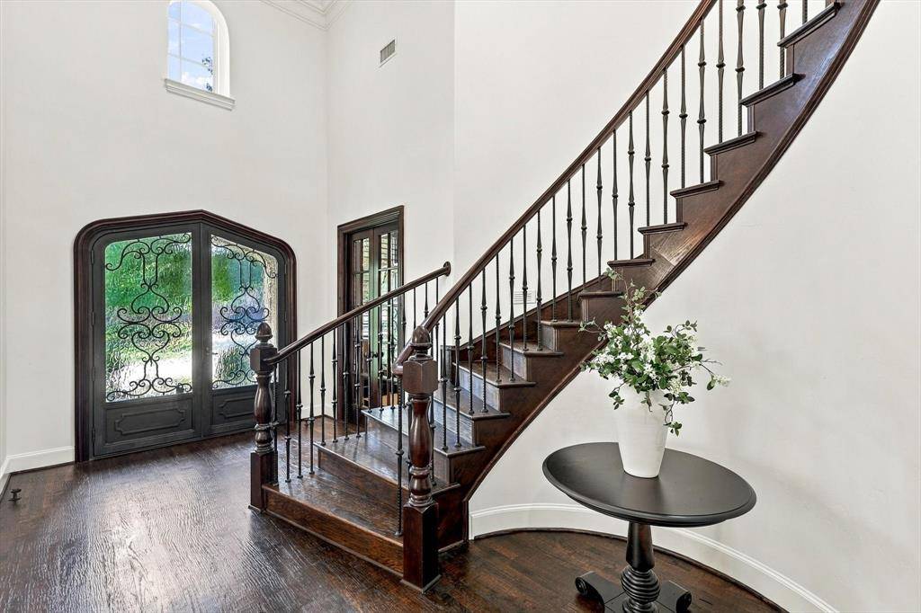 627 Lake Point Drive, Irving, TX 75039